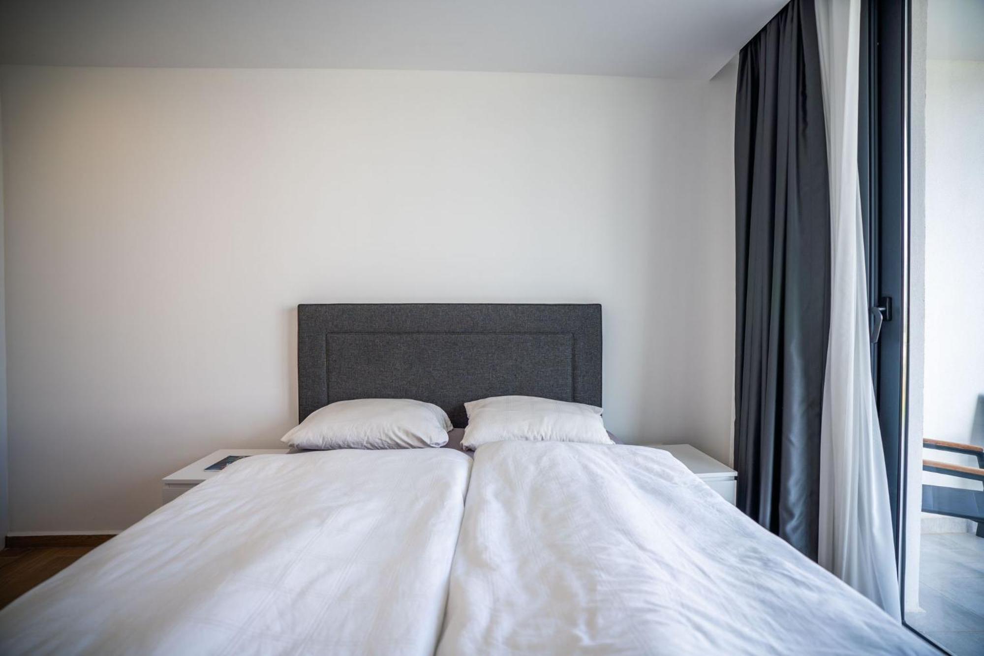 Charming One Bedroom In The Apartment *