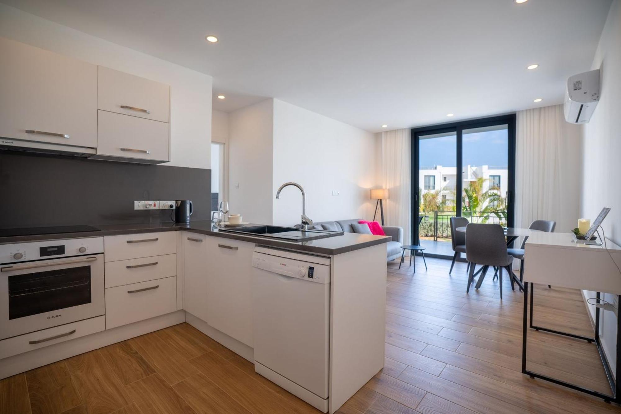 Charming One Bedroom In The Apartment *
