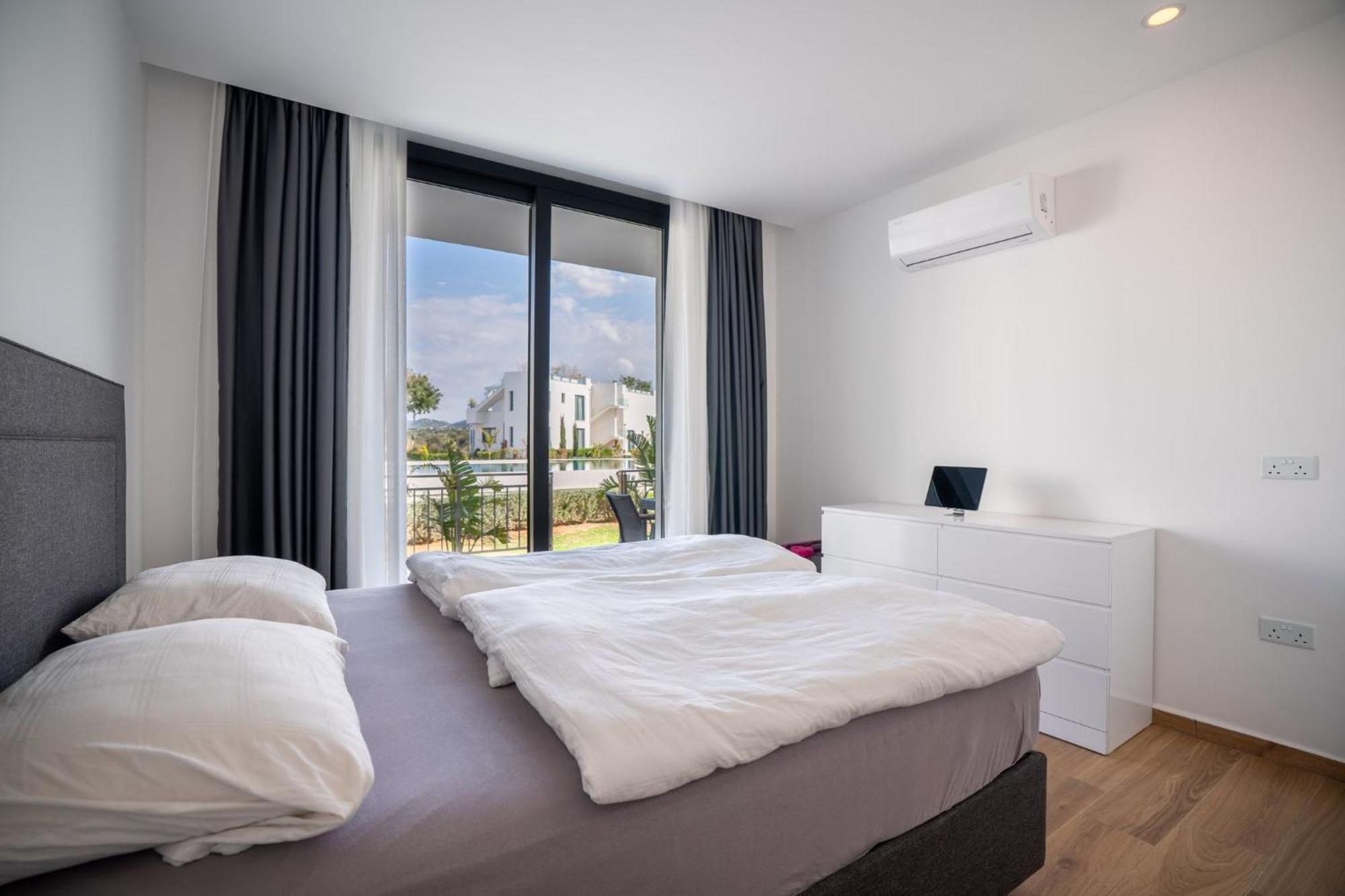 Charming One Bedroom In The Apartment *