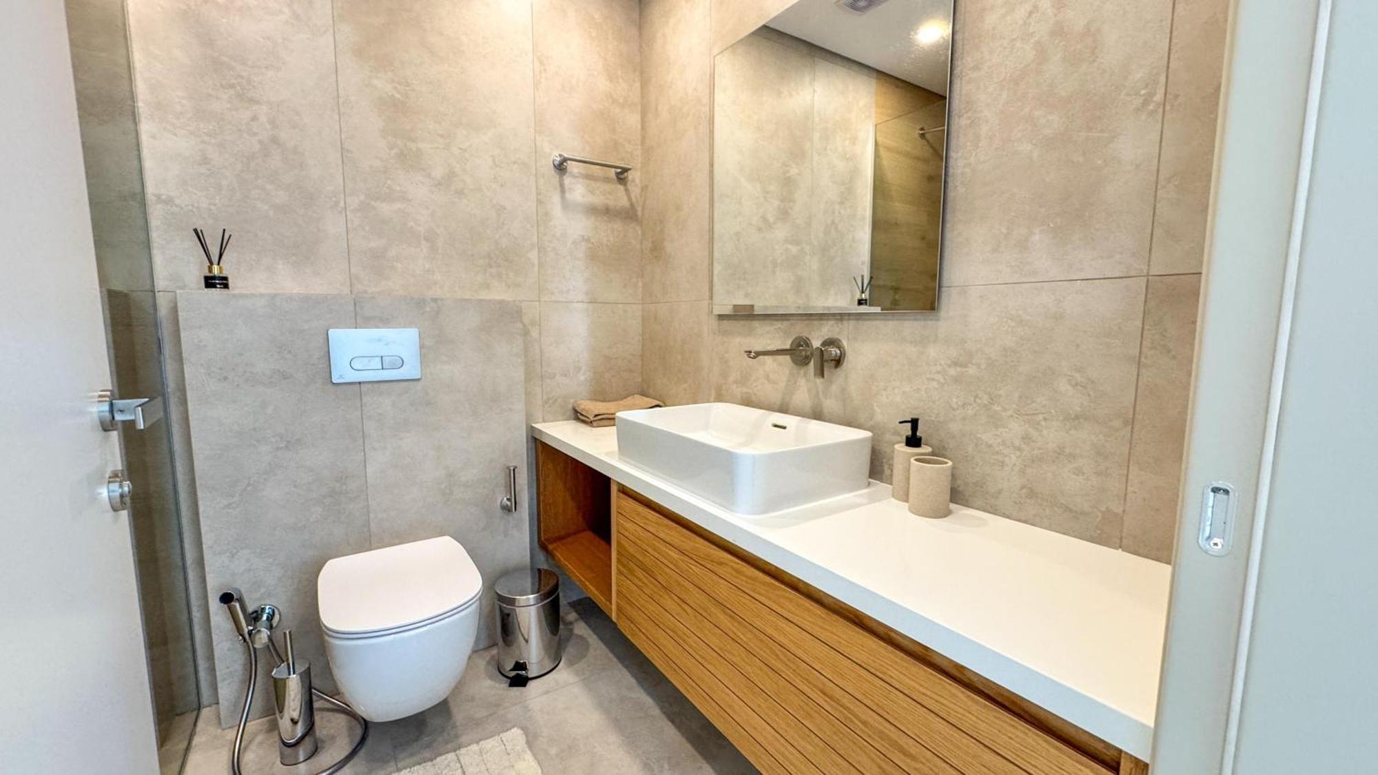 Malberry Park 302 - Modern 2 Bedroom With Pool, Gym, Jaccuzi Apartment *