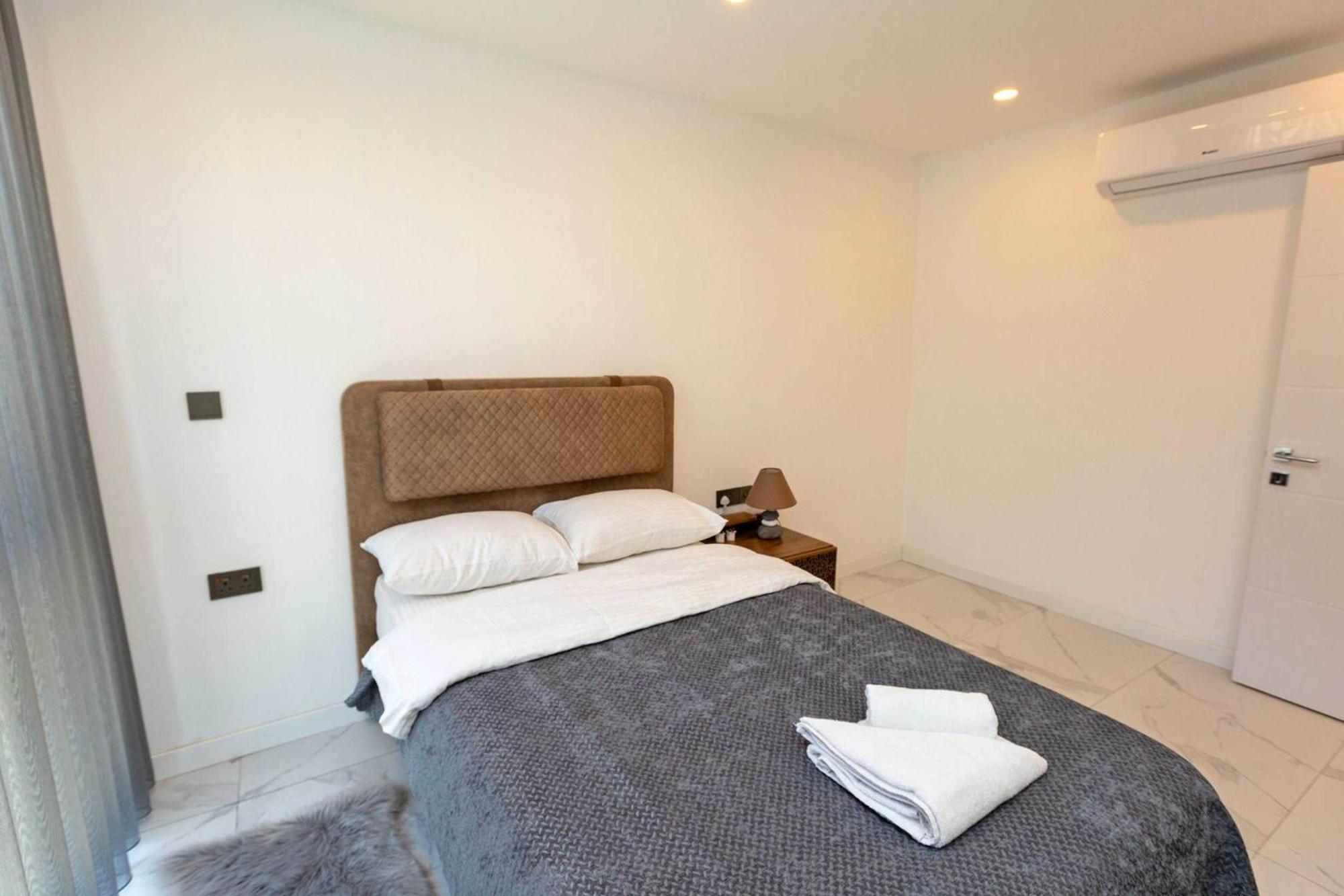 Apartment Luxury 2-bed In Kyrenia With Shared Pool *