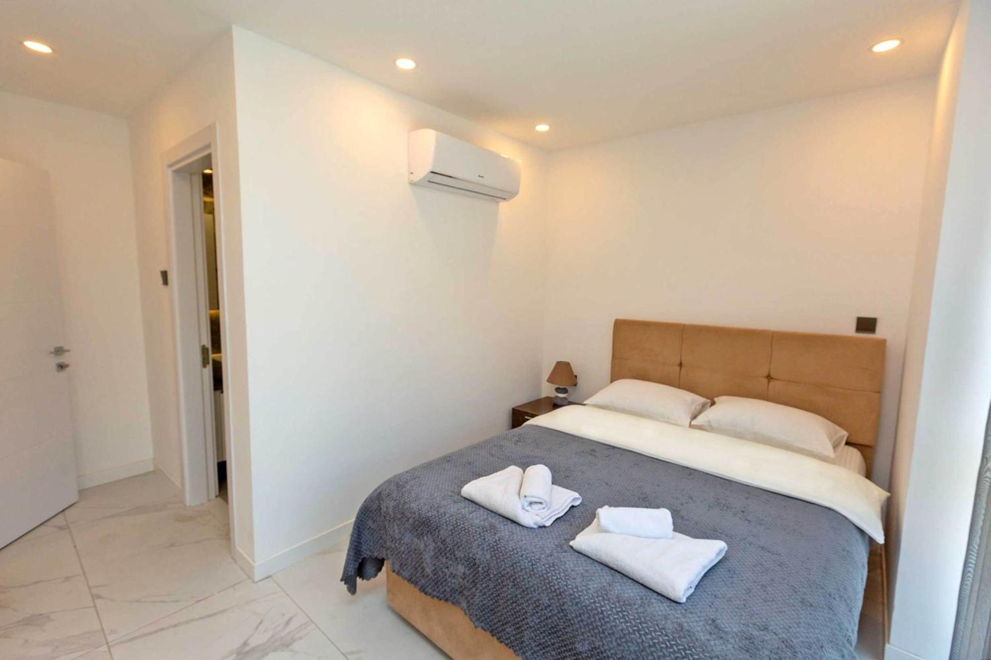 Luxury 2-bed In Kyrenia With Shared Pool Apartment *