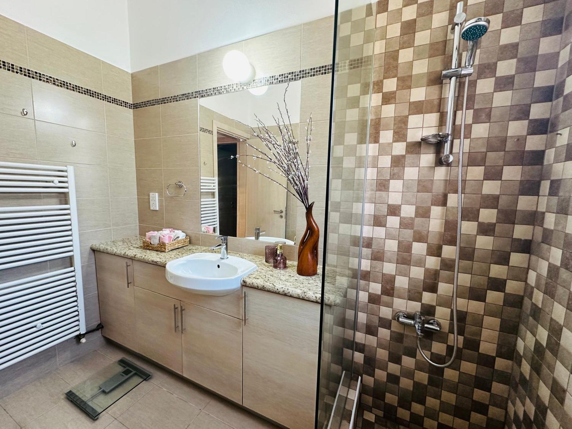 Strelitzia Apartment *