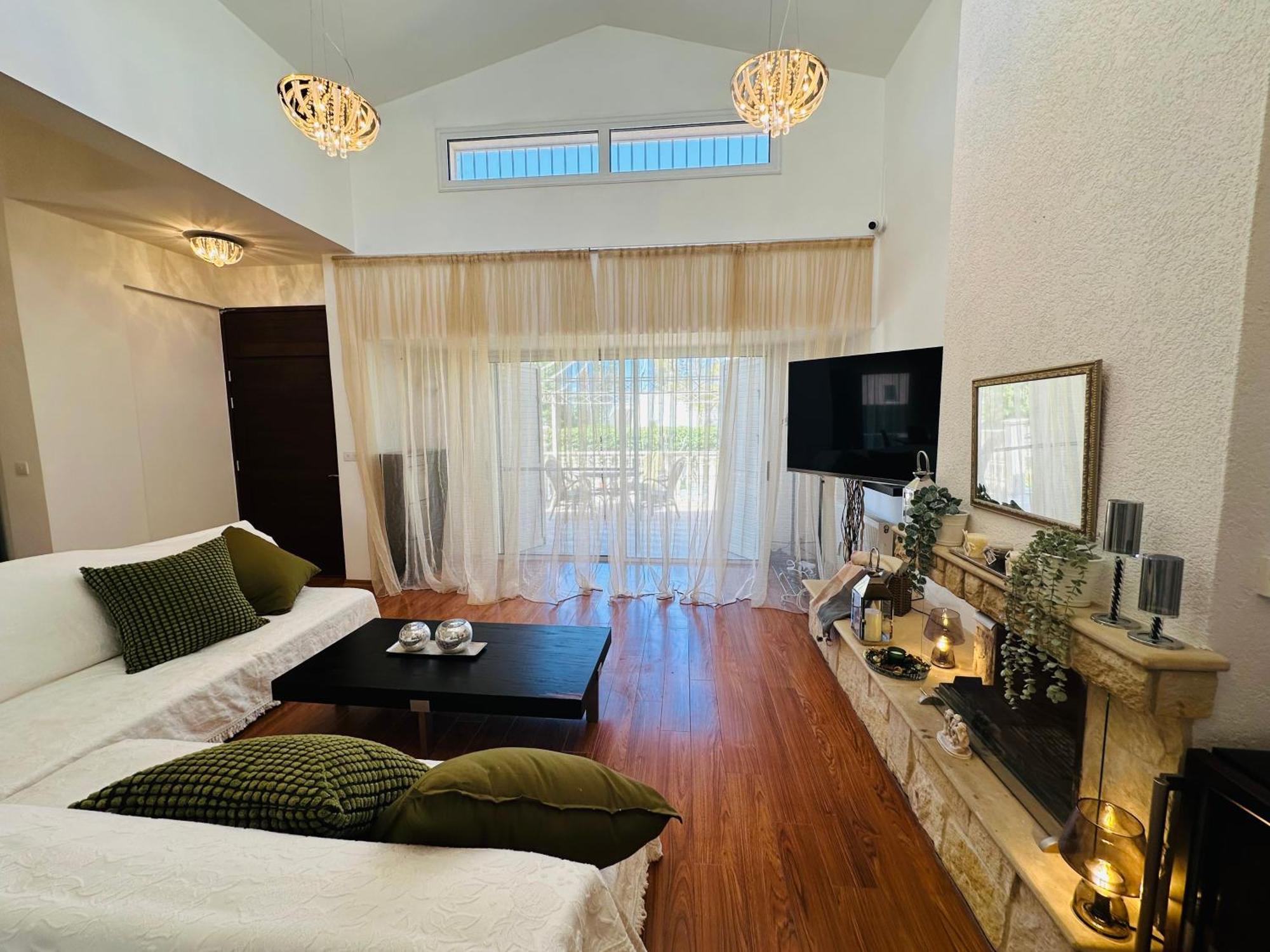 Strelitzia Apartment Lachi
