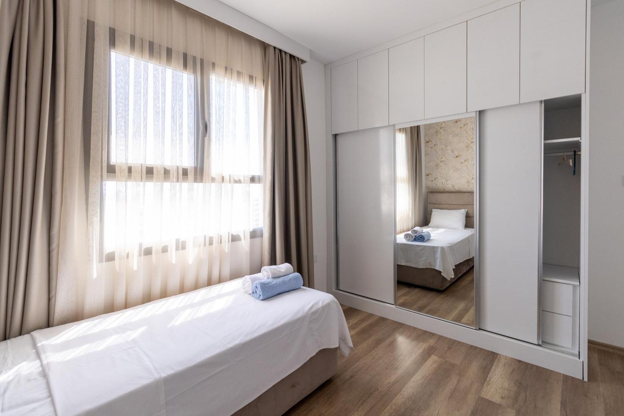 Apartment Two Bedroom In Caesar & Spa, Long