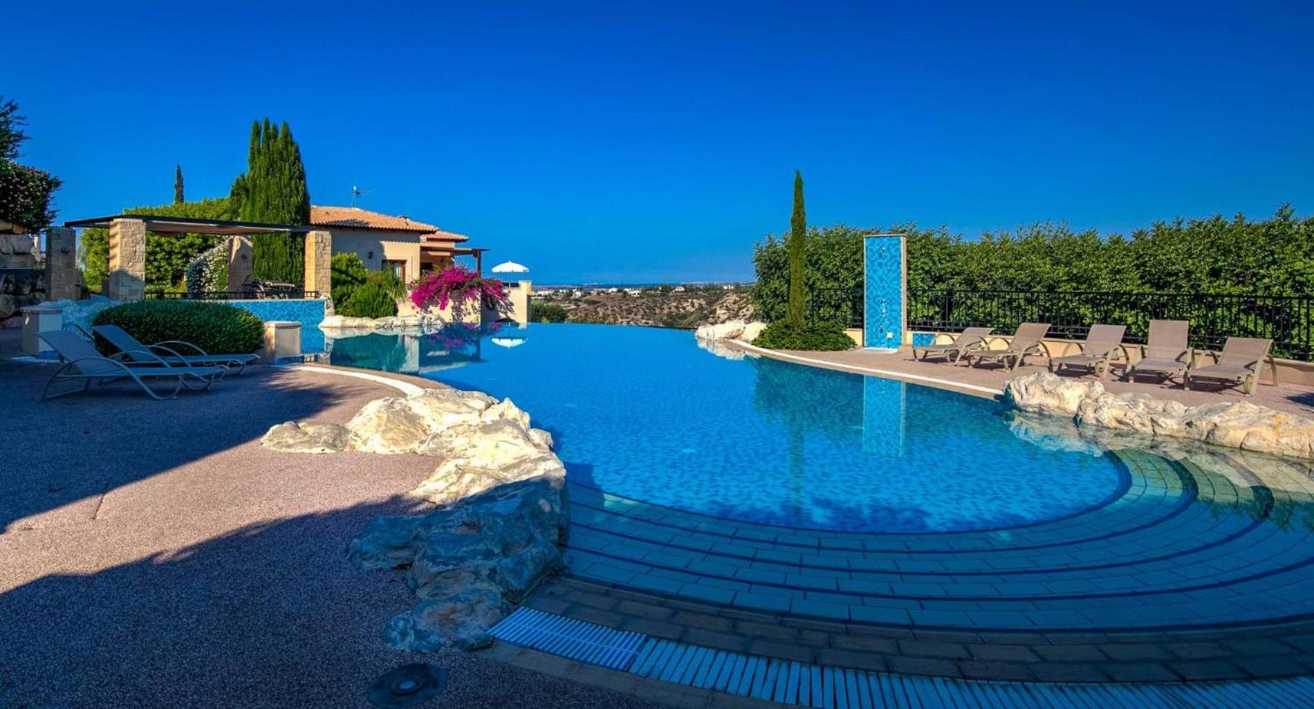 Beautiful, Modern Iz01 With Private Garden And Hot Tub On Aphrodite Hills * Kouklia
