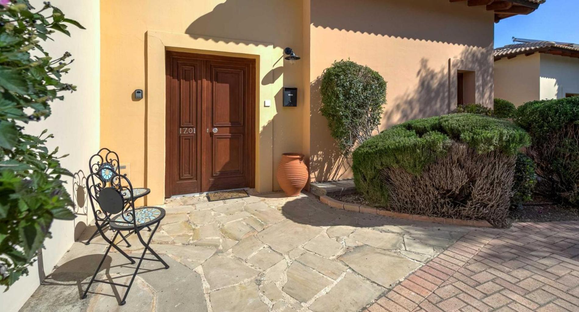 Beautiful, Modern Iz01 With Private Garden And Hot Tub On Aphrodite Hills Pousada