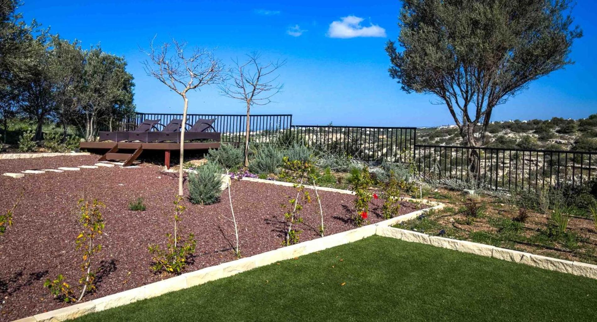 Beautiful, Modern Iz01 With Private Garden And Hot Tub On Aphrodite Hills