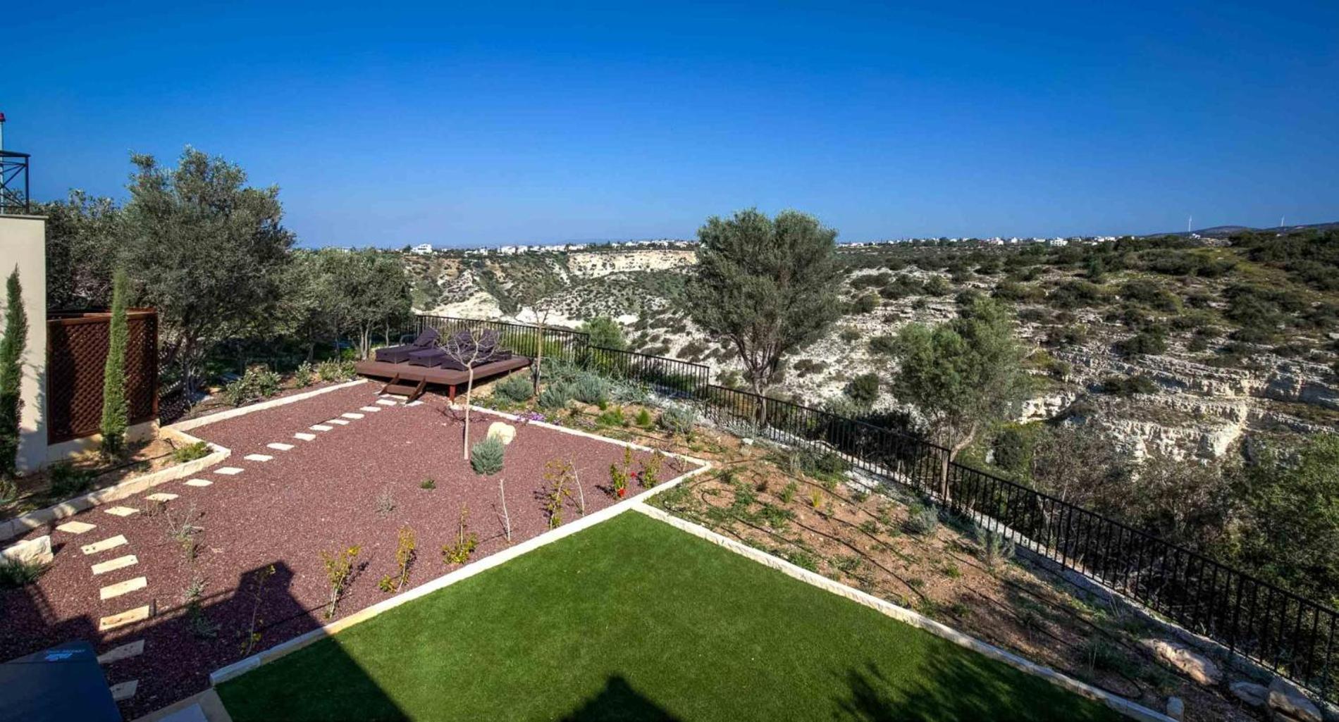 Beautiful, Modern Iz01 With Private Garden And Hot Tub On Aphrodite Hills Villa