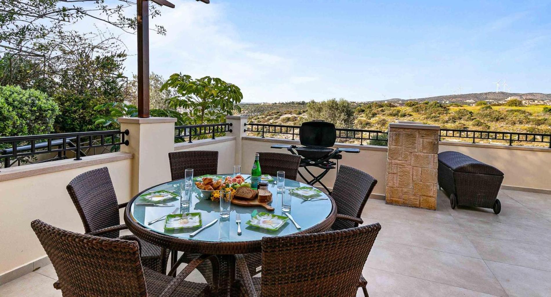 Beautiful, Modern Iz01 With Private Garden And Hot Tub On Aphrodite Hills Pousada Kouklia