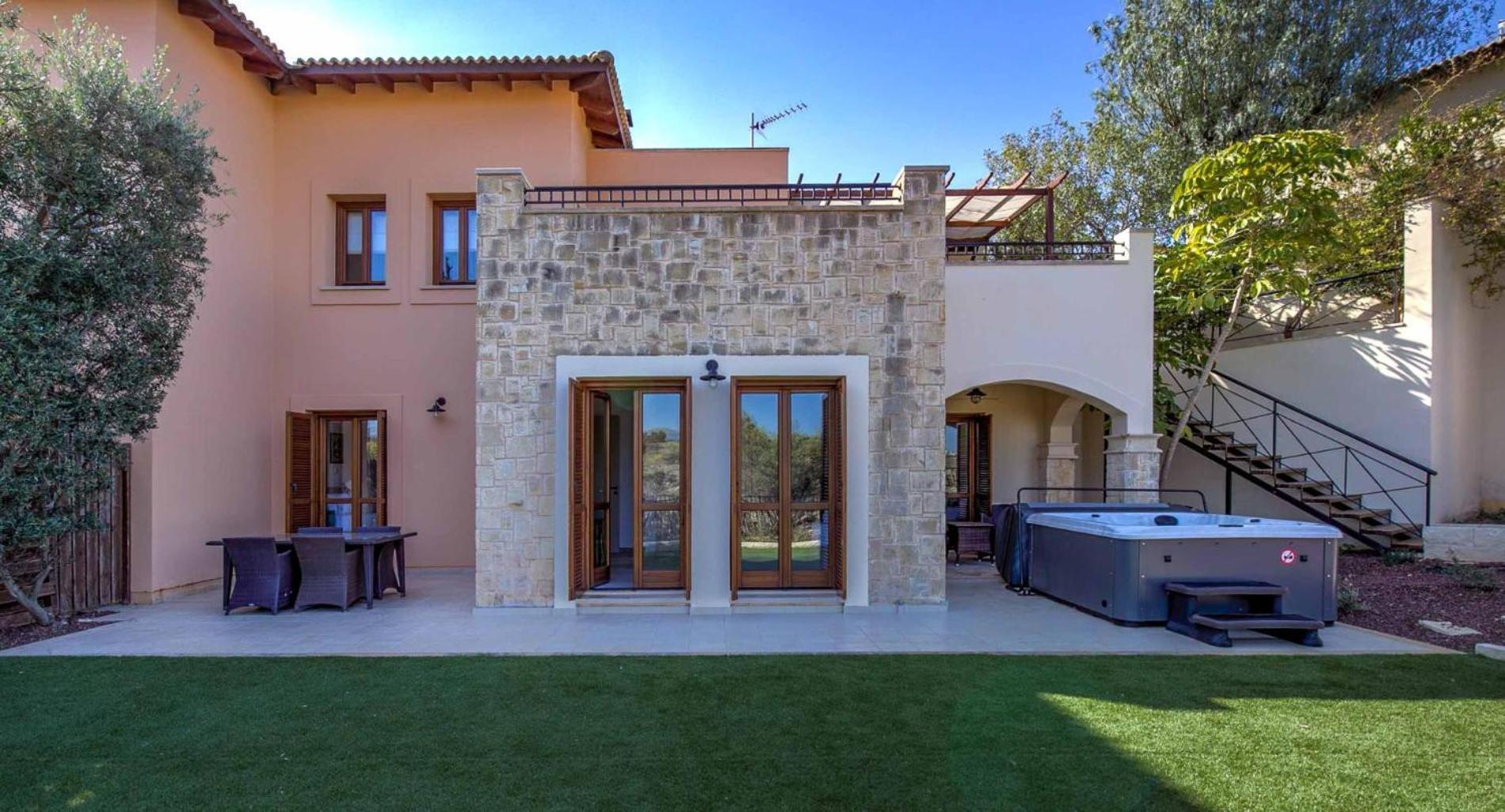 Pousada Beautiful, Modern Iz01 With Private Garden And Hot Tub On Aphrodite Hills Kouklia