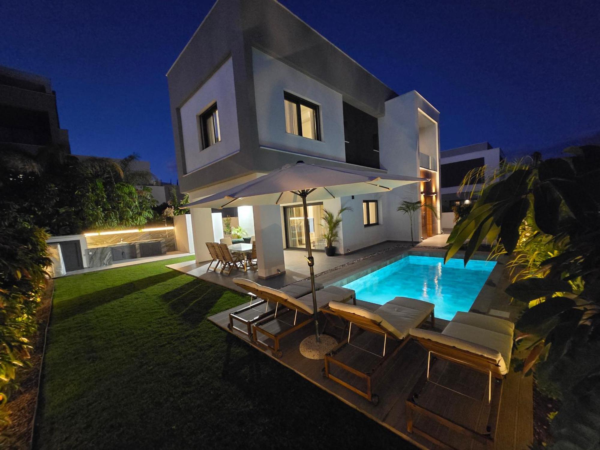 Tg New Luxury Private Resort Villas - Heated Salty Swimming Pool, Outdoor Jacuzzi, Sauna, Exotic Garden * Limassol