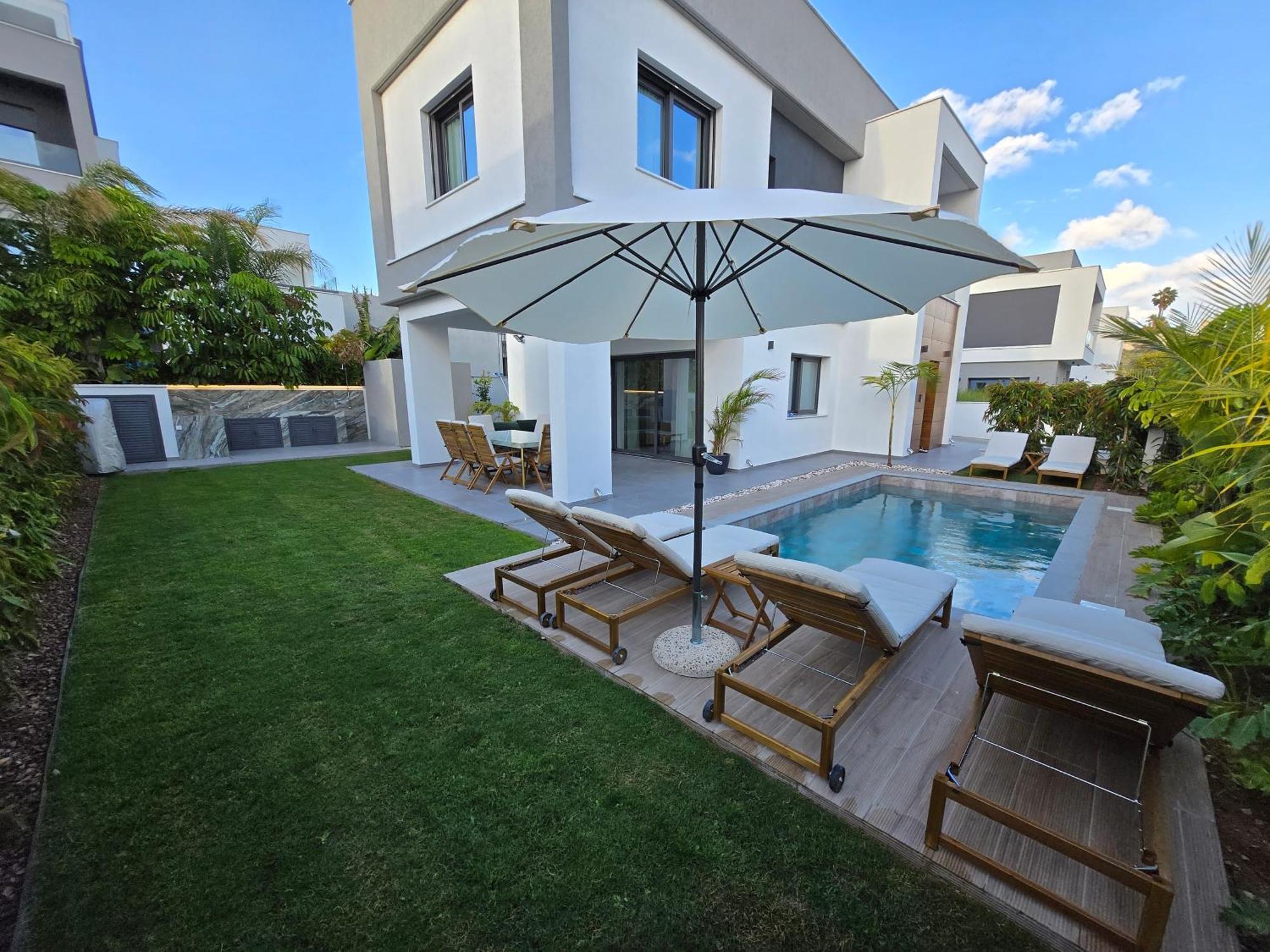 Tg New Luxury Private Resort Villas - Heated Salty Swimming Pool, Outdoor Jacuzzi, Sauna, Exotic Garden Limassol