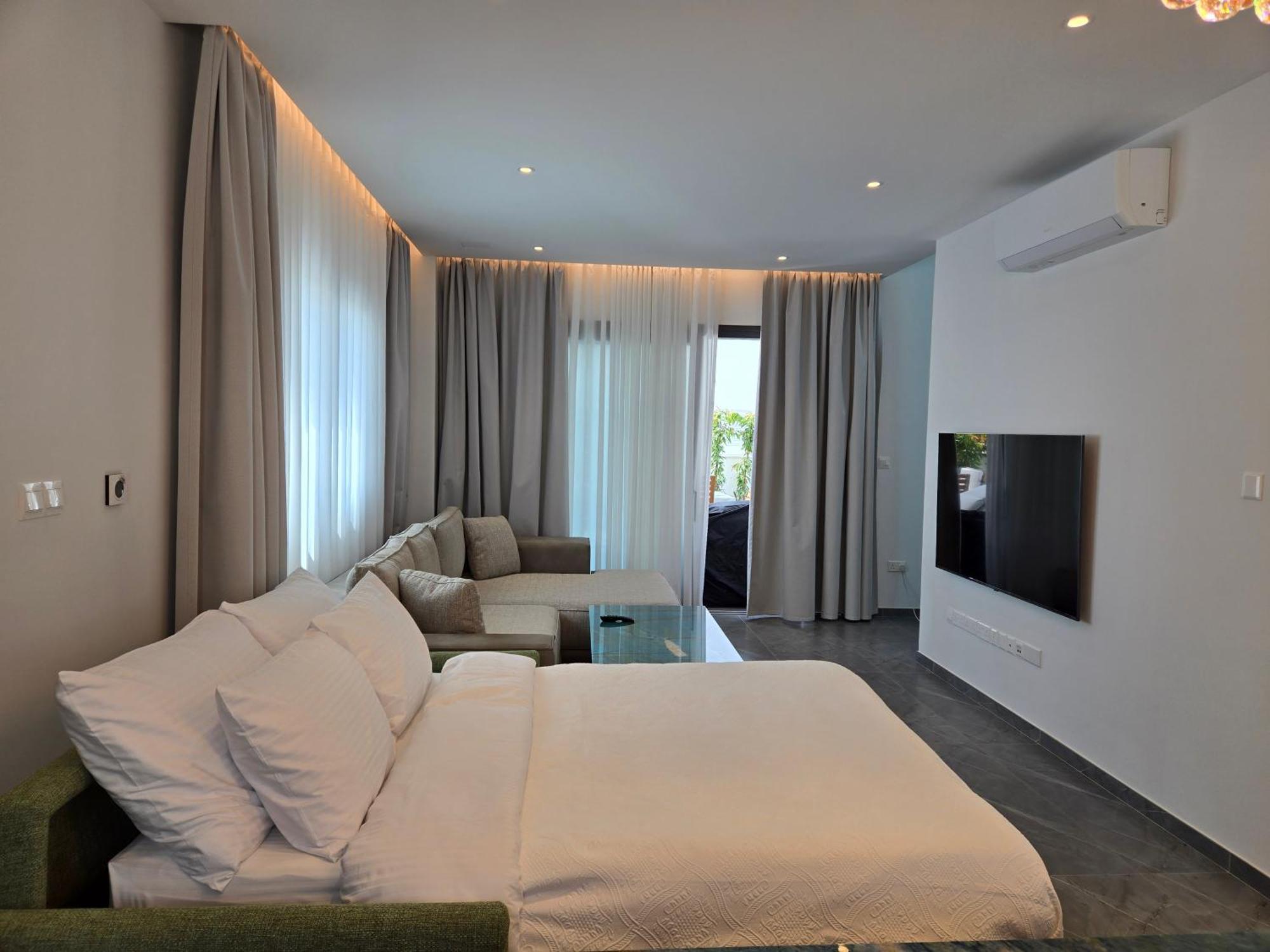 Tg New Luxury Private Resort Villas - Heated Salty Swimming Pool, Outdoor Jacuzzi, Sauna, Exotic Garden Limassol