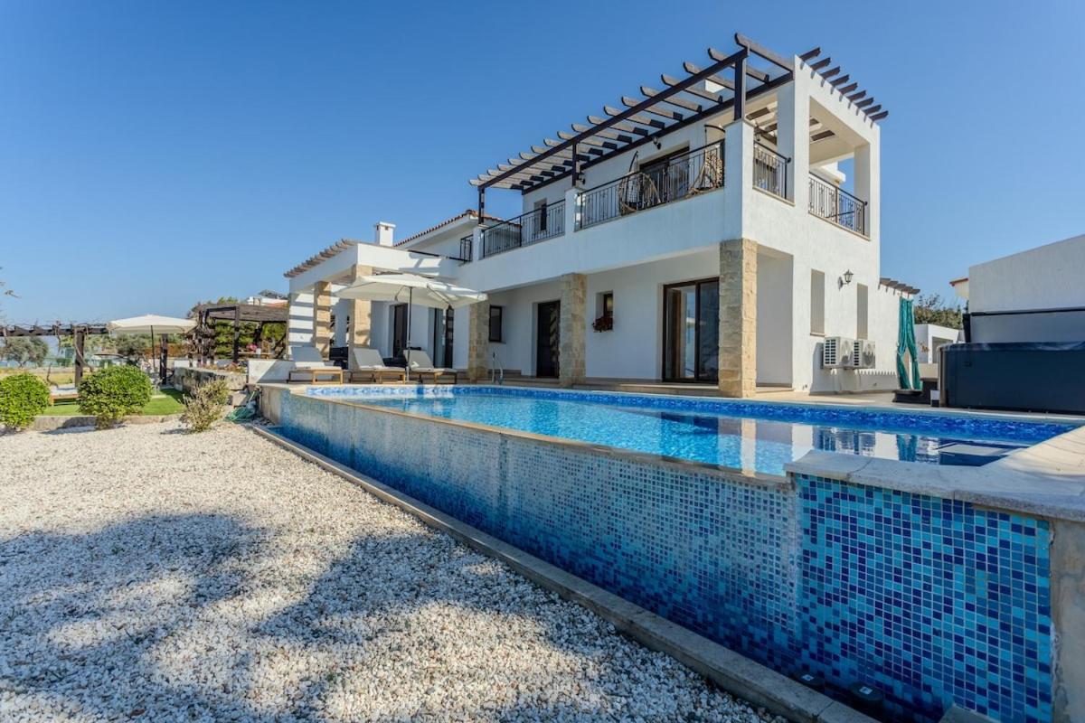 Villa Kallisti & - A Luxury Seaside Retreat *