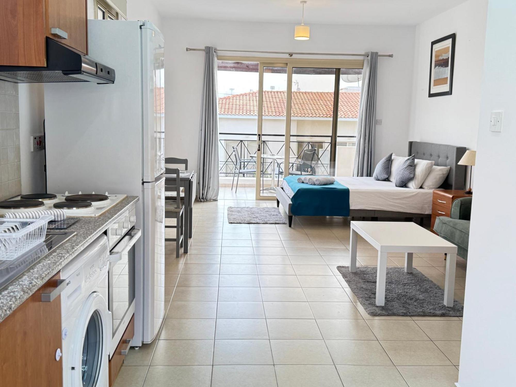 Bright Studio, Sea View, Pool Access And Free Parking