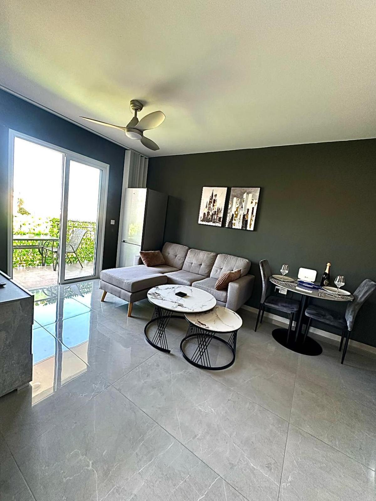 Apartment K15 Luxe Oasis Retreat - 3 Minute Drive To Paphos