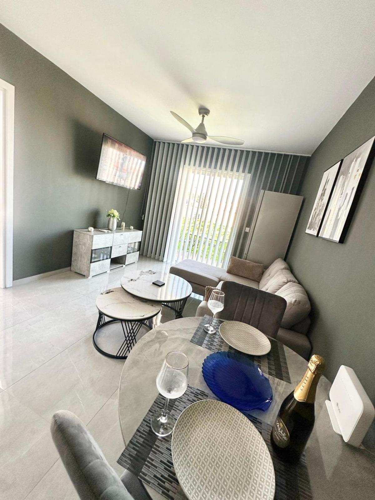 K15 Luxe Oasis Retreat - 3 Minute Drive To * Paphos