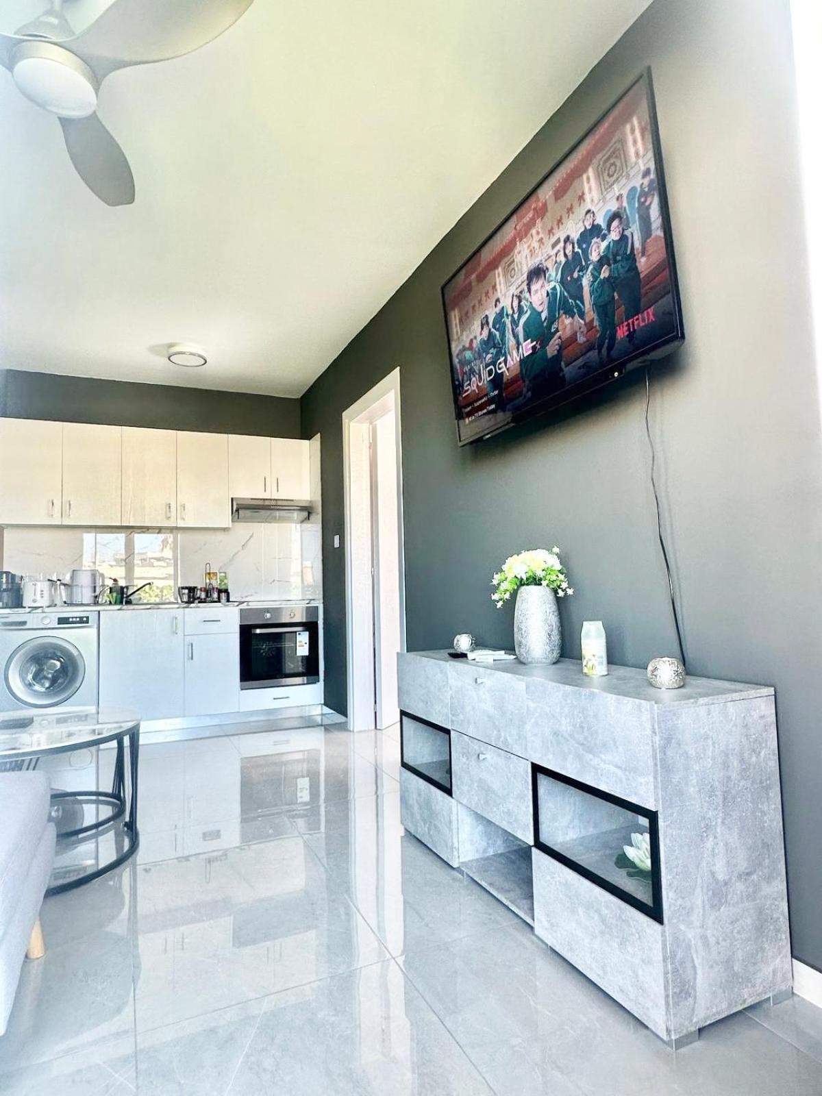 K15 Luxe Oasis Retreat - 3 Minute Drive To Apartment