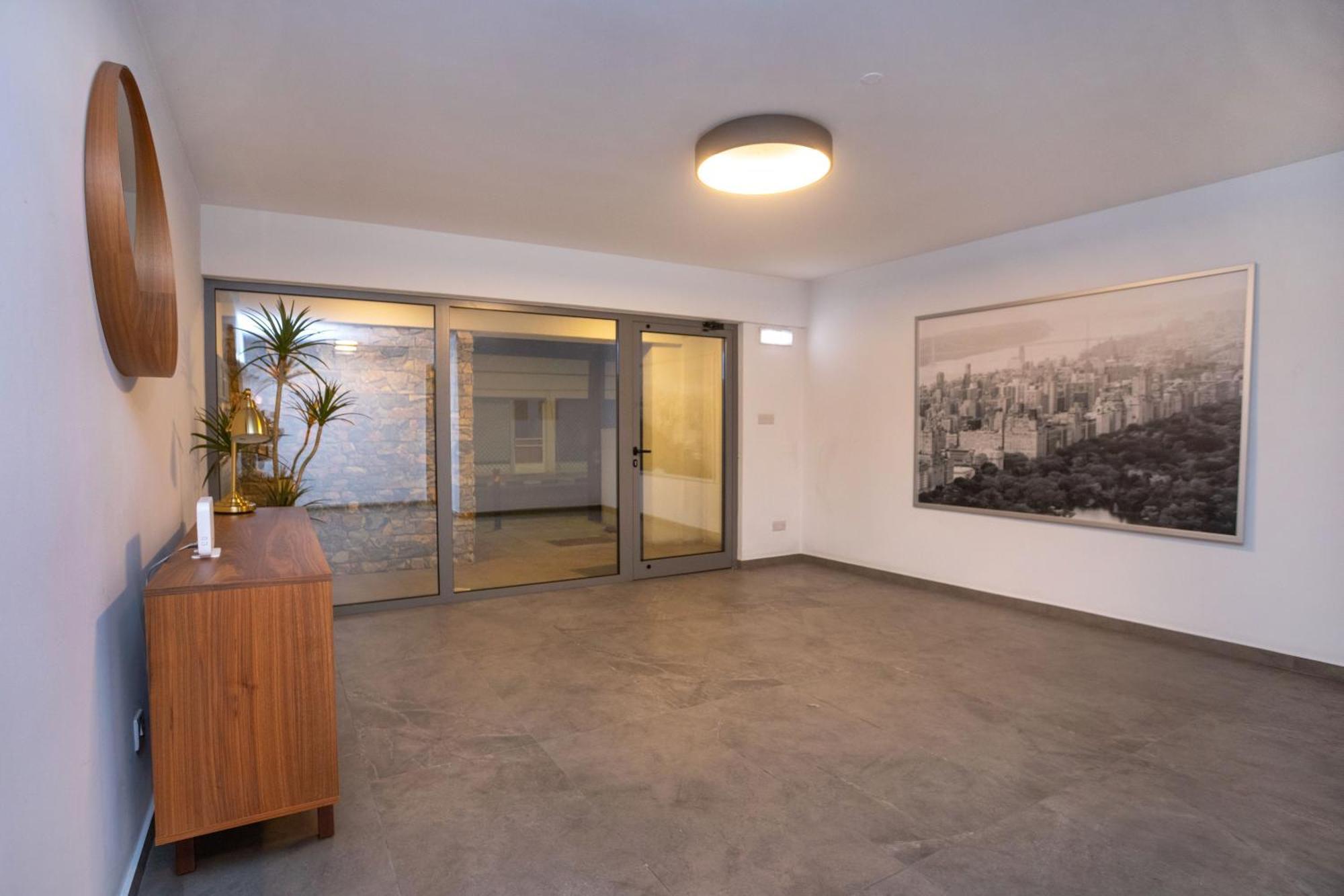 Crown Hall Apartment *