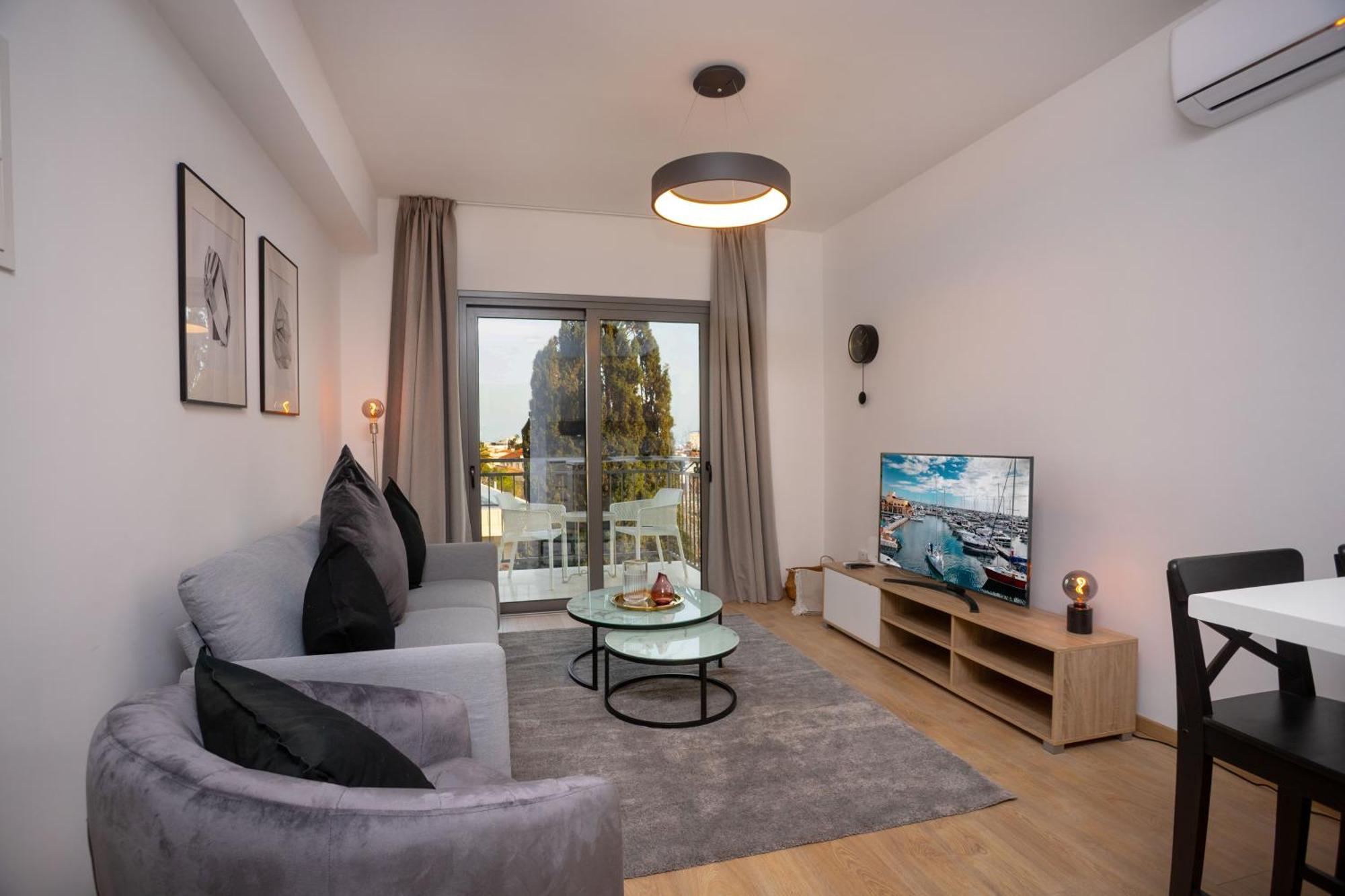 Crown Hall Apartment *