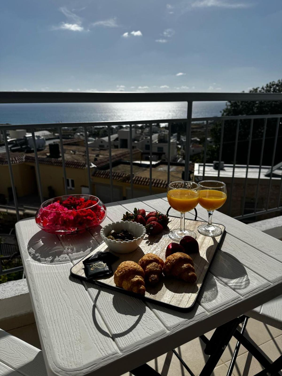 Sea Breeze Panoramic Ocean View Apartment
