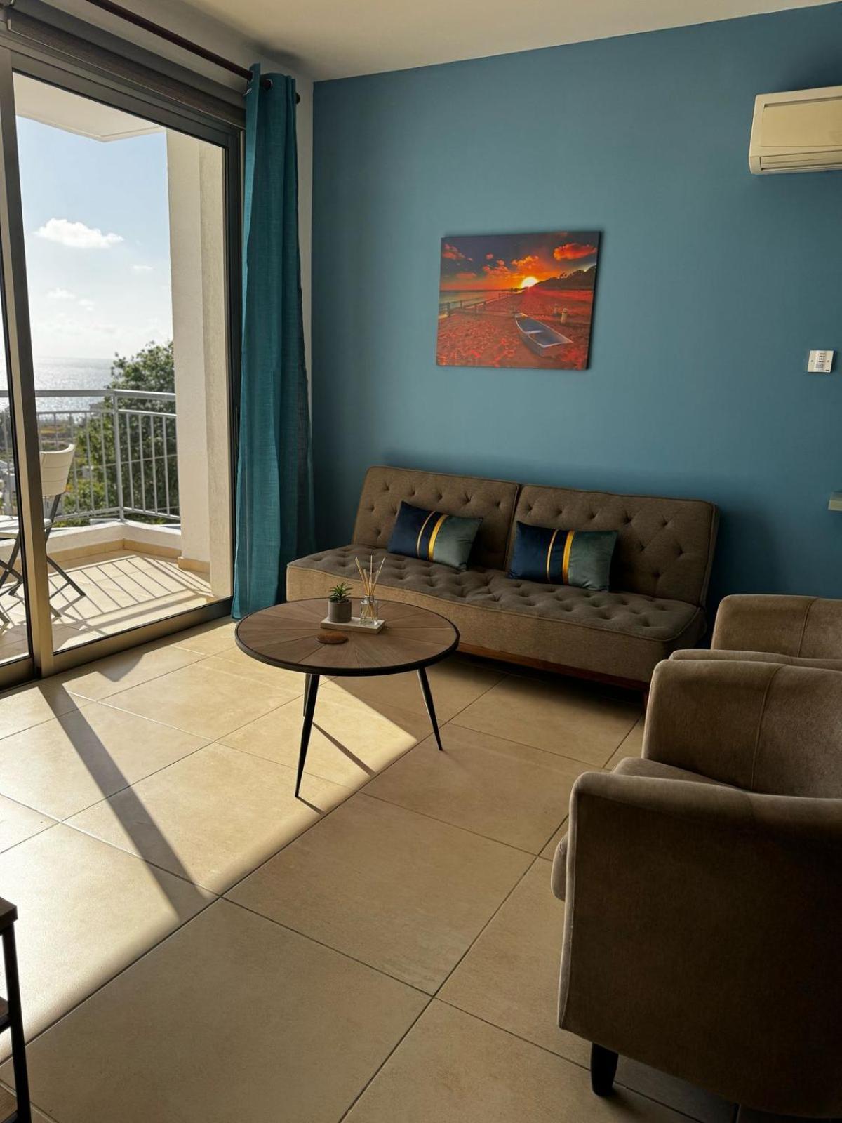 Sea Breeze Panoramic Ocean View Apartment