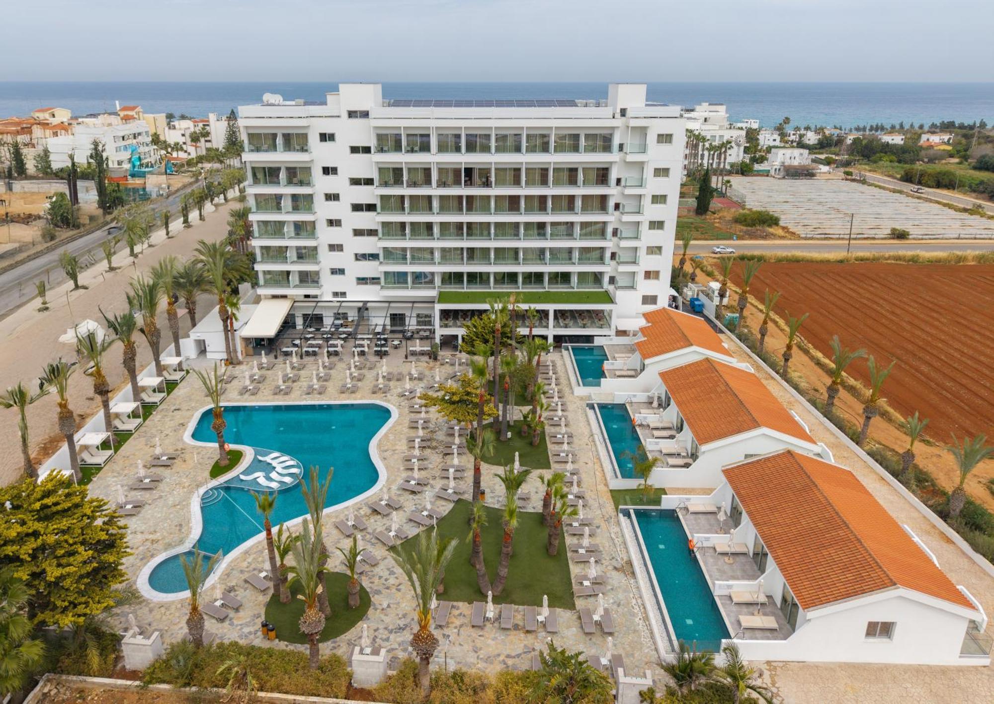 Bohemian Gardens Hotel 4*