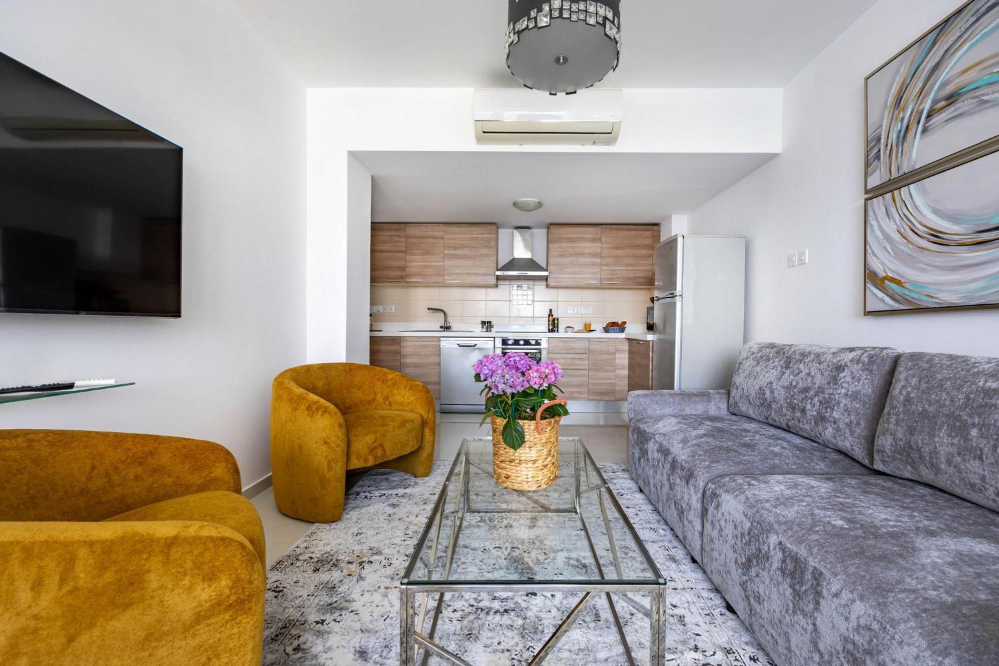 Marathon With Shared Pool Appartement Limasol