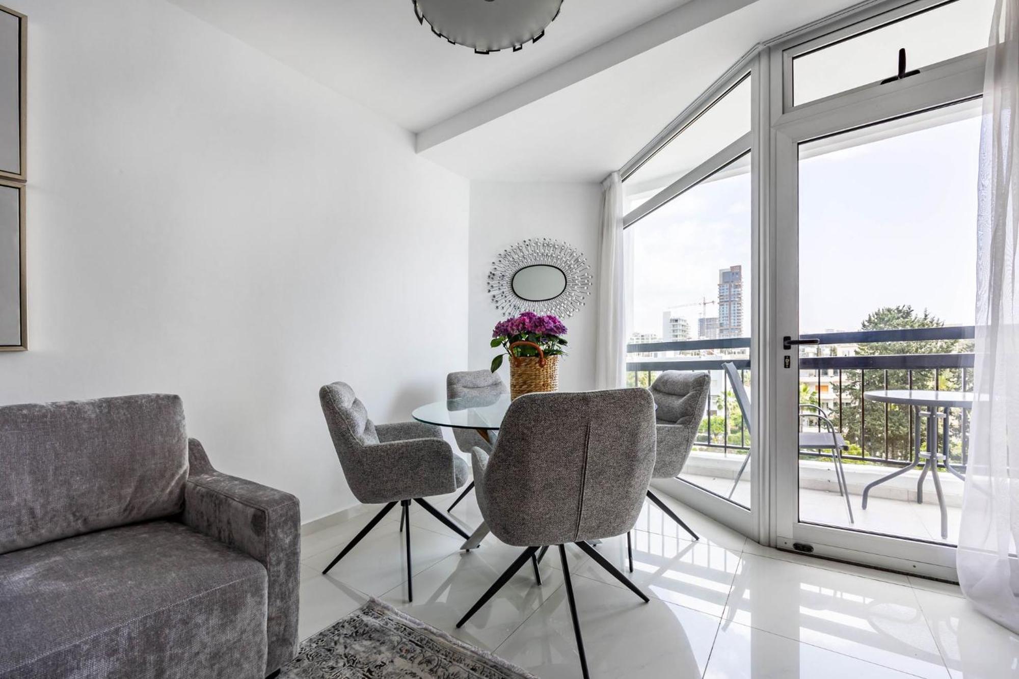 Marathon With Shared Pool Appartement