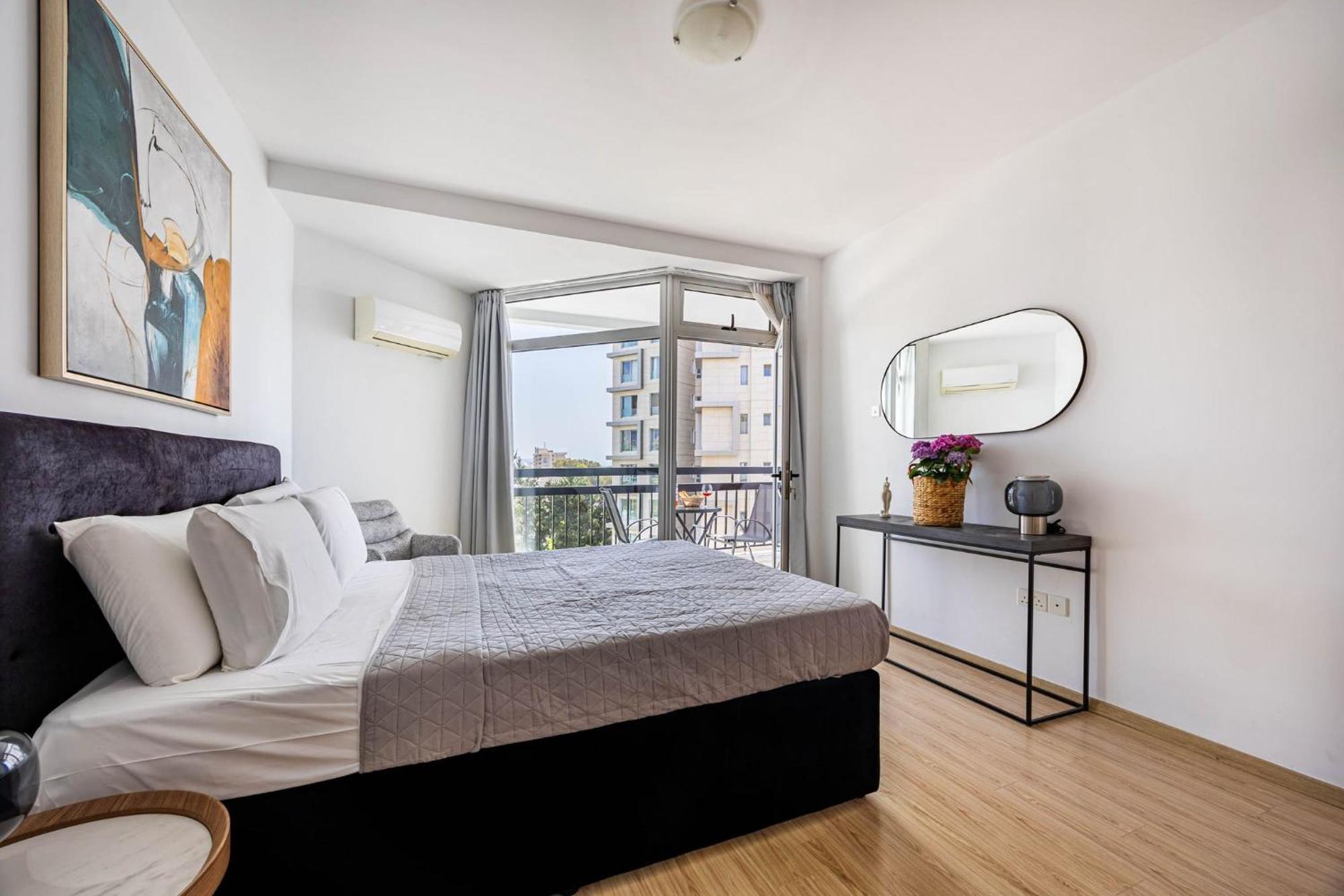 Marathon With Shared Pool Appartement