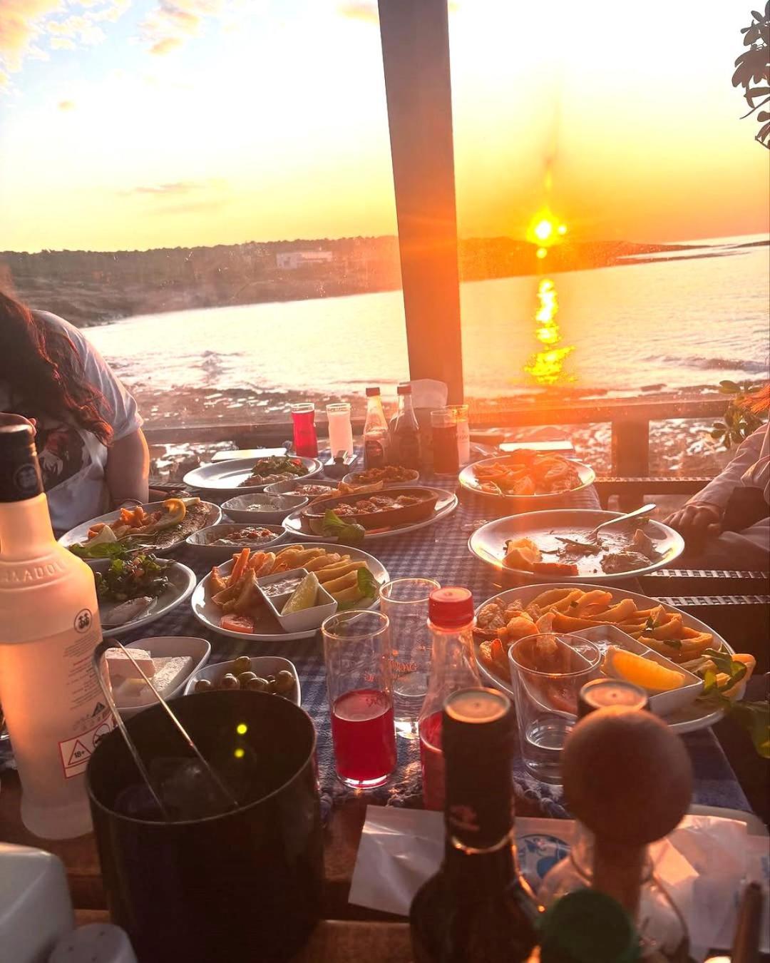 Zambak Village & Restaurant Superb Seafront Location ! Guest house