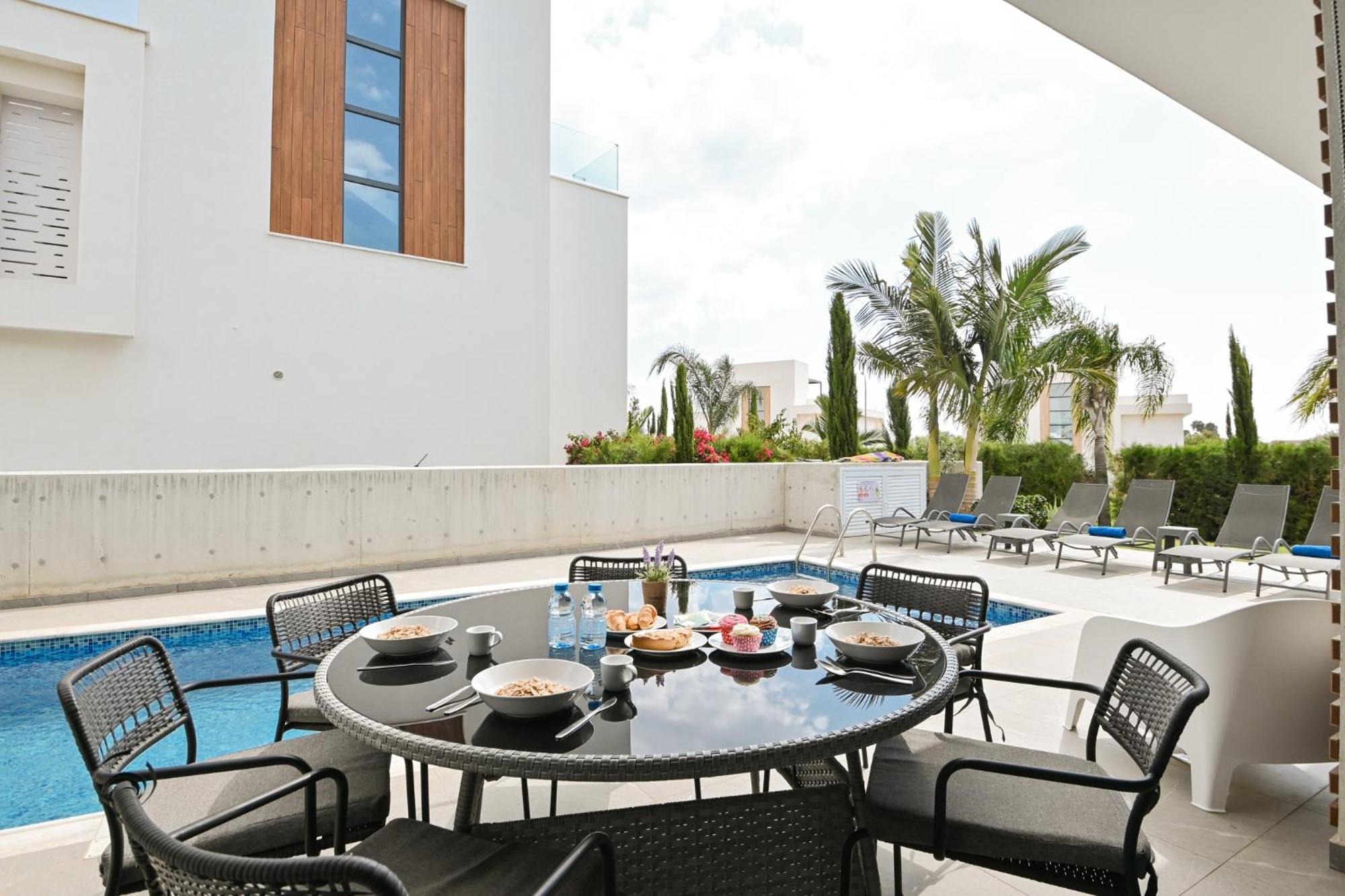 Villa By The 12 *