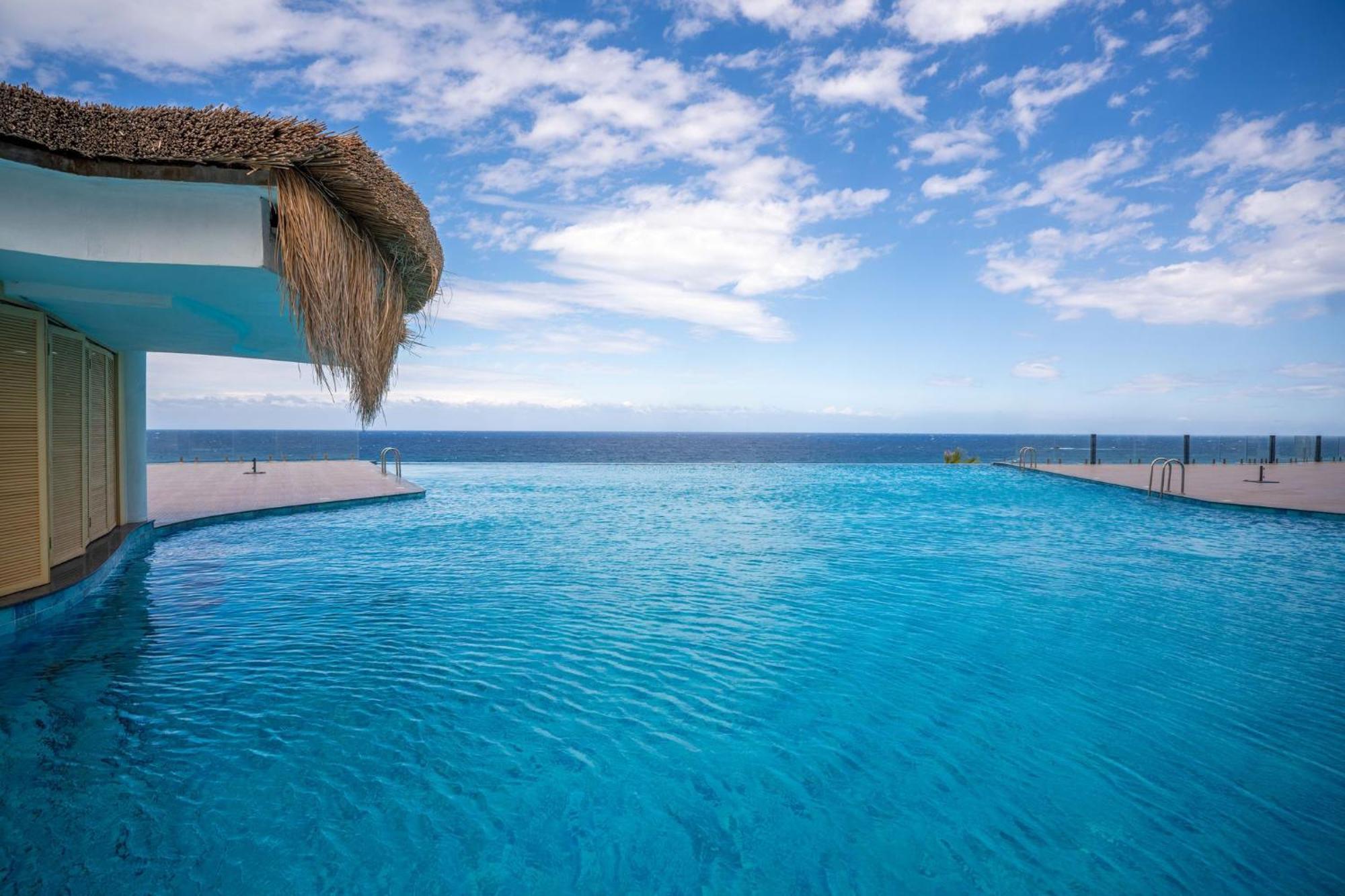 Luxury With Pool And Stunning Sea View Apartment