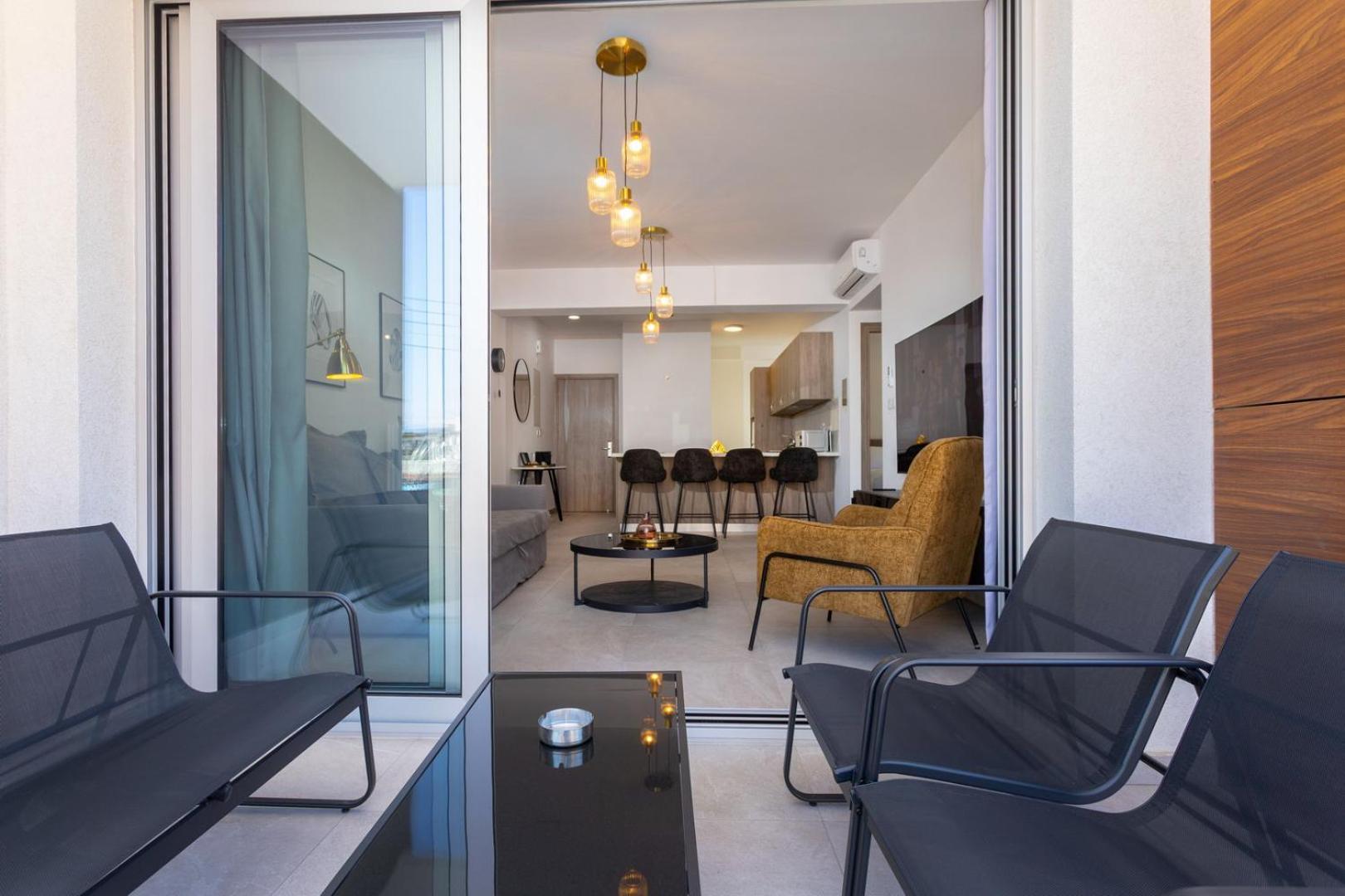 Hall Apartment *