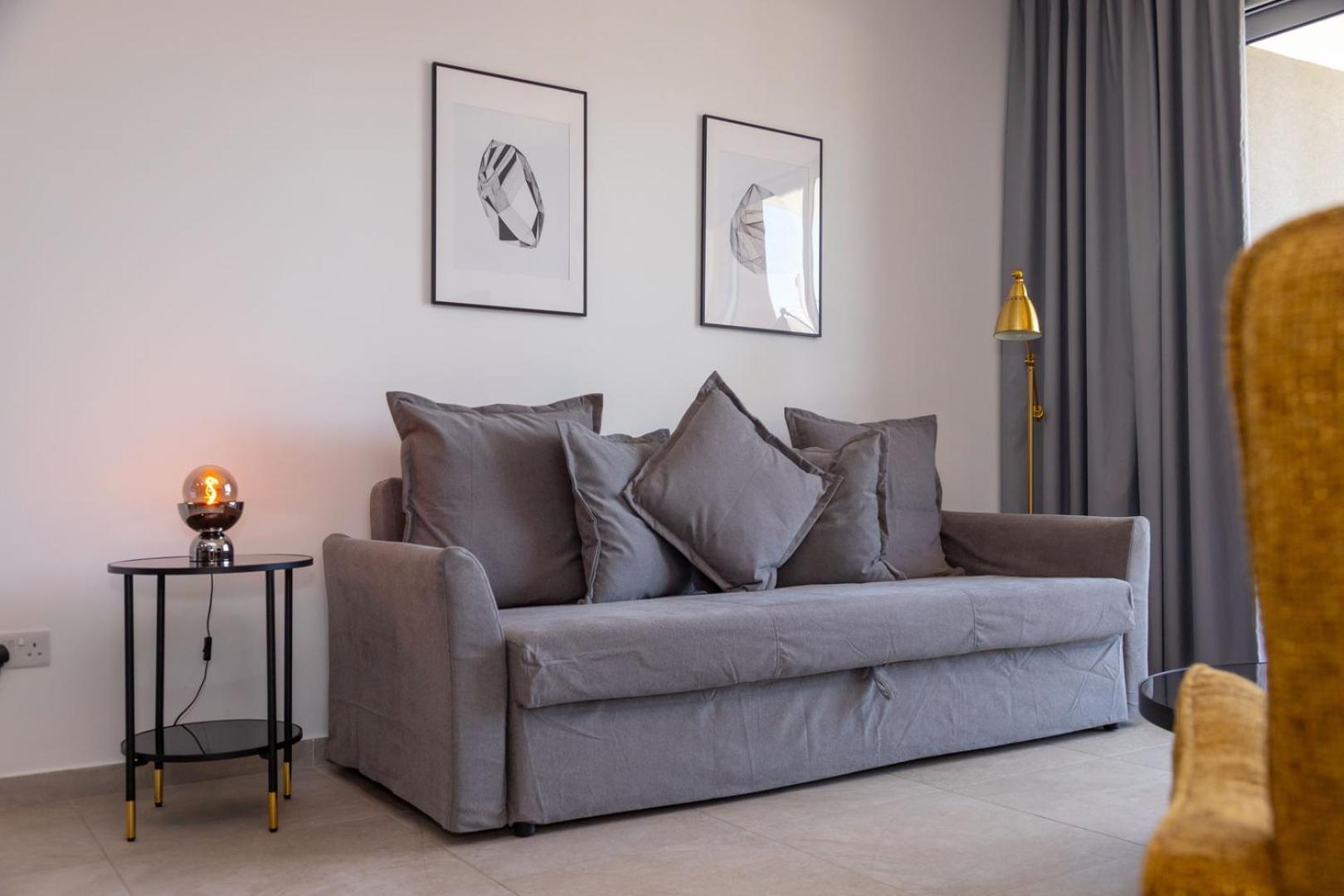 Hall Apartment *