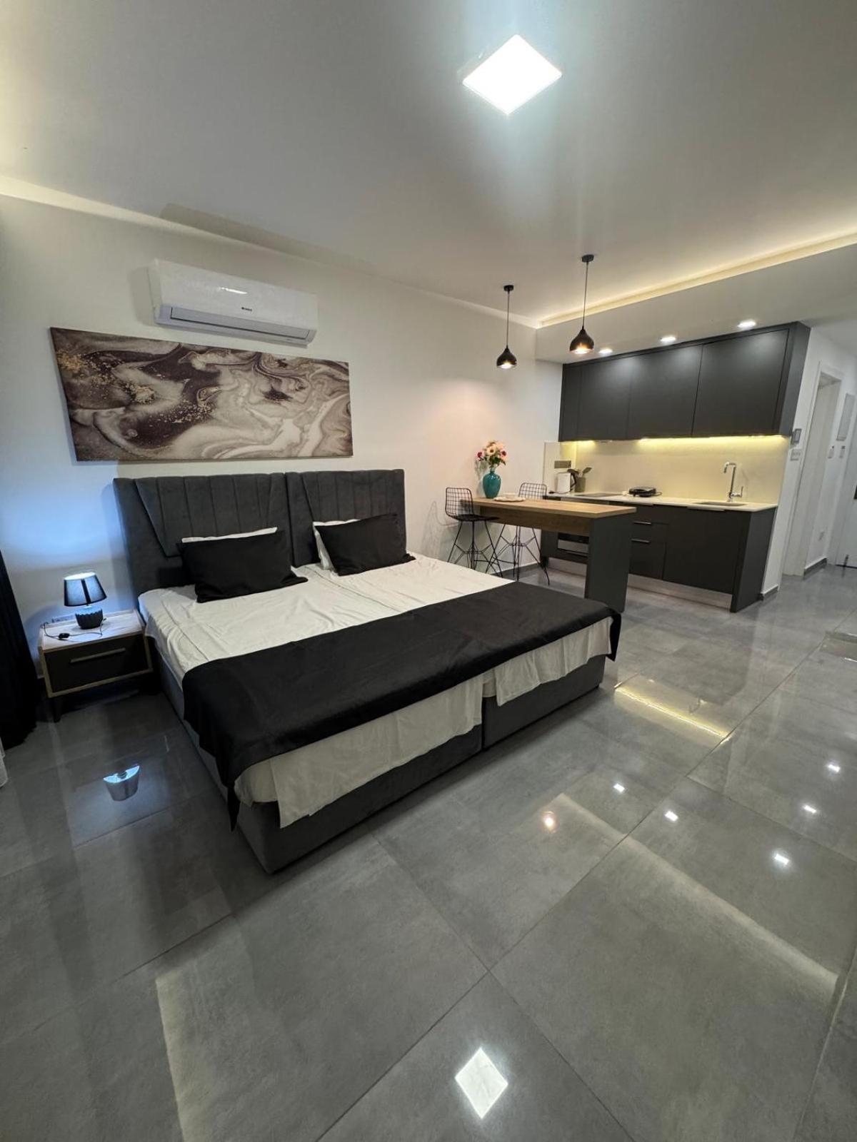 Courtyard Long Apartment *