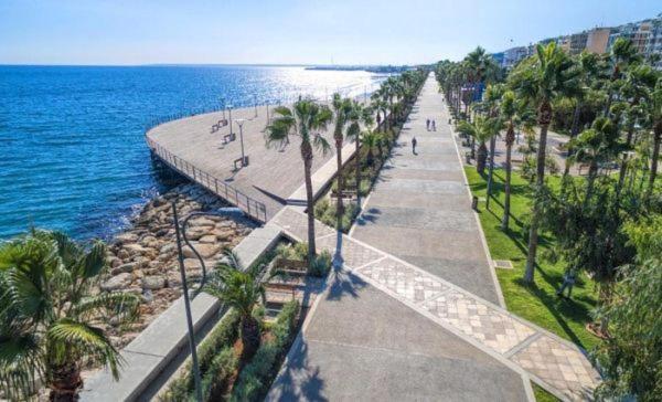 Seafront - 2 Bedroom Modern Apartment Limassol