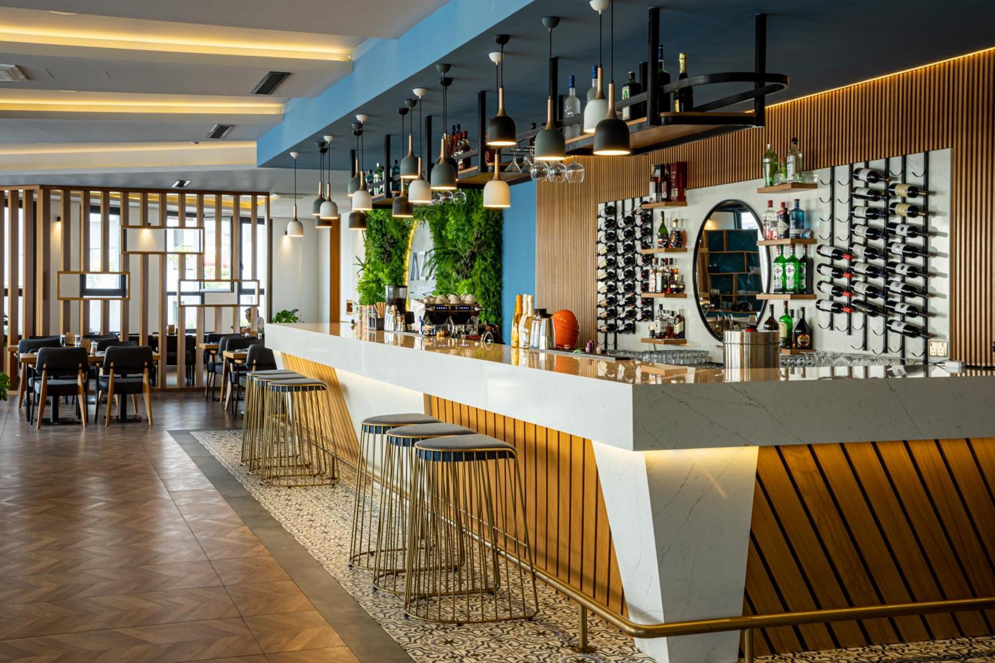 Priscilla With Seaview In Caesar Blue Resort, Breakfast & Lunch Possible, Gym With Sauna And Heated Swimming Pool * Gastria
