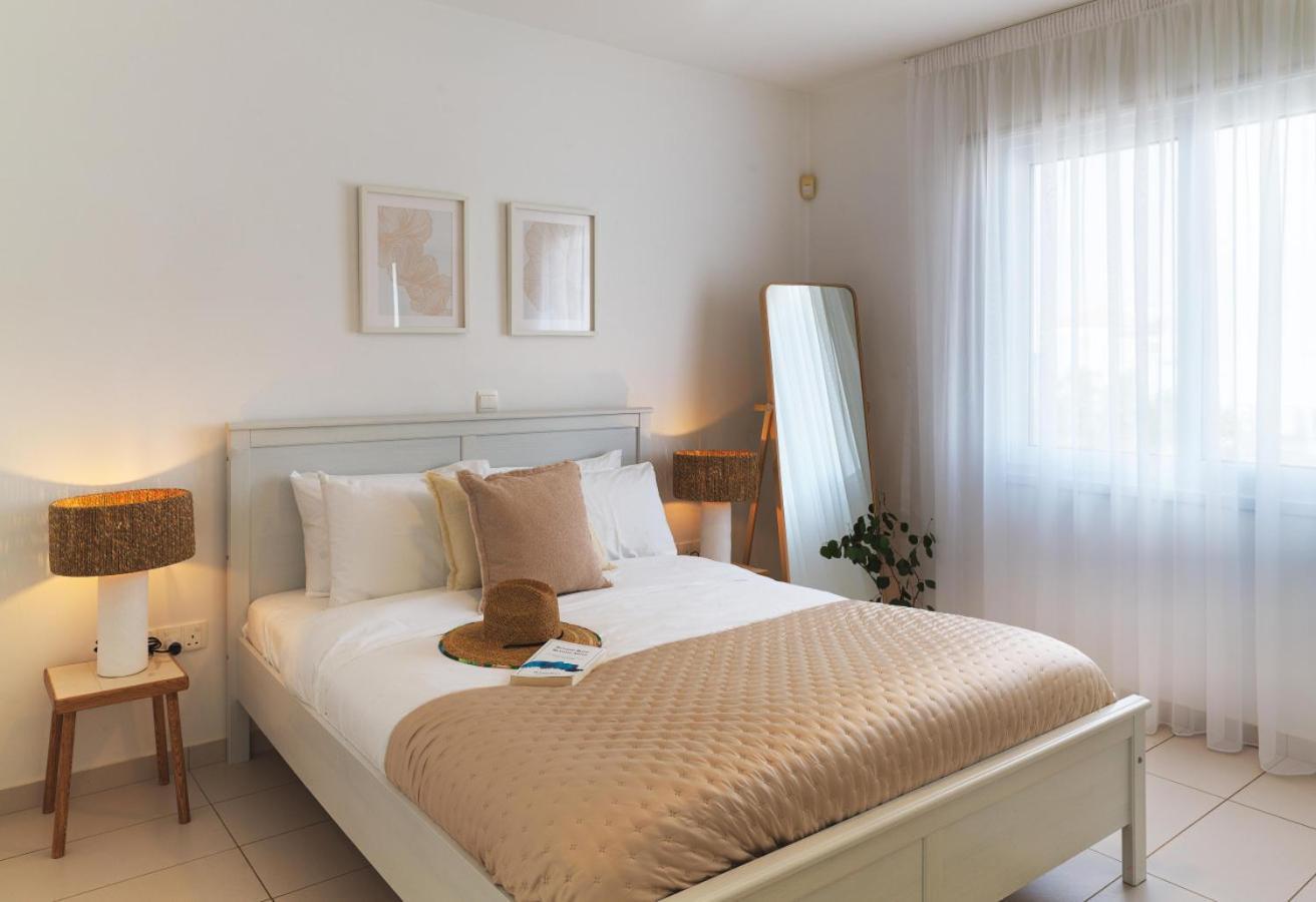 Sirena Solis - Elegant 5-bedroom Sea View Retreat Near Sirena Bay Villa *