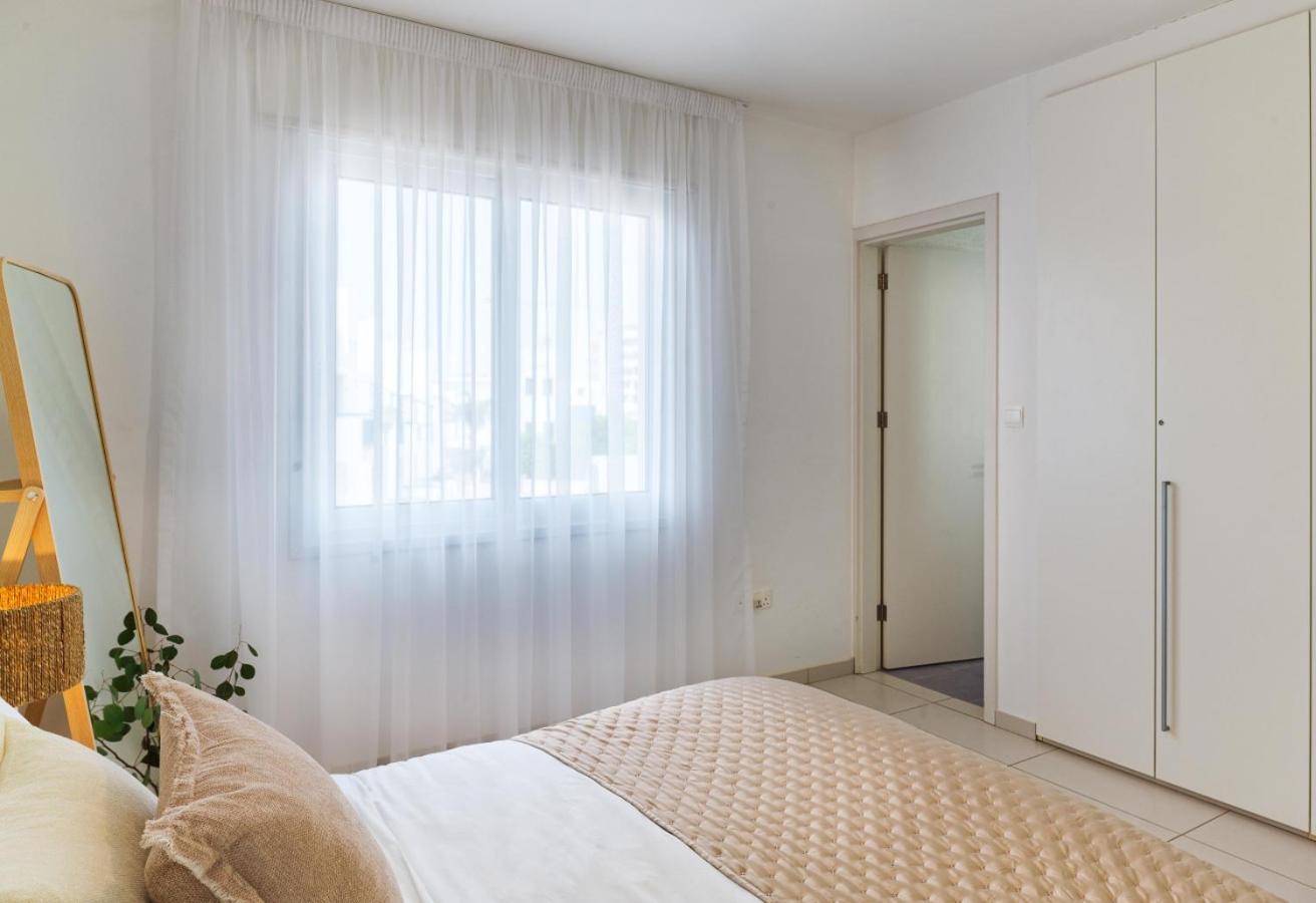 Sirena Solis - Elegant 5-bedroom Sea View Retreat Near Sirena Bay Protaras