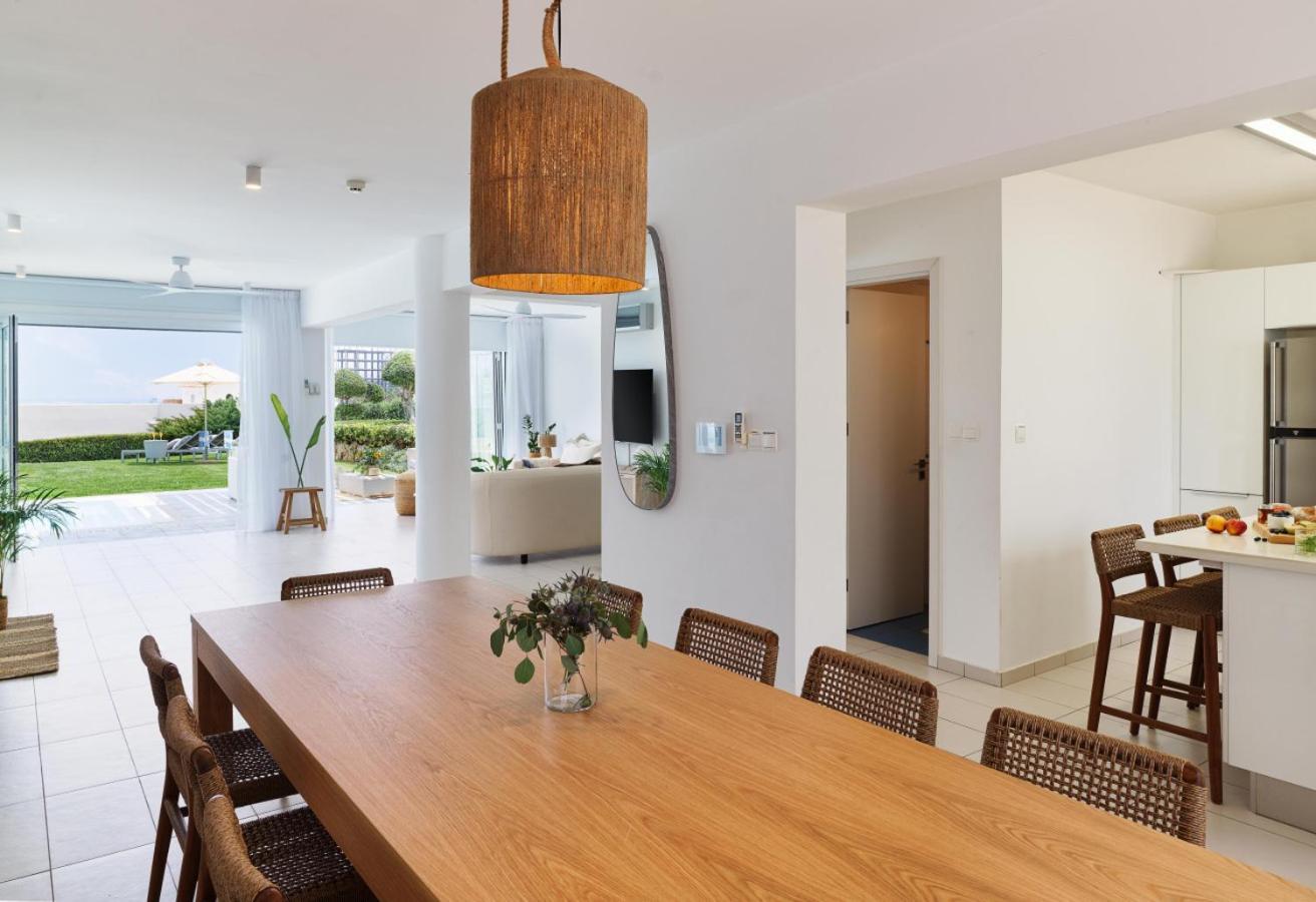Villa Sirena Solis - Elegant 5-bedroom Sea View Retreat Near Sirena Bay