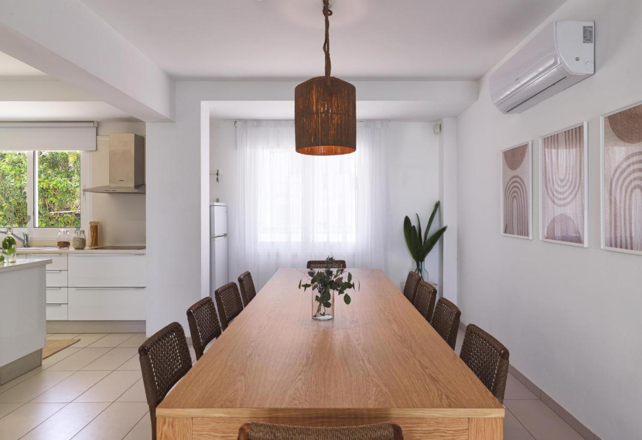 Villa Sirena Solis - Elegant 5-bedroom Sea View Retreat Near Sirena Bay *