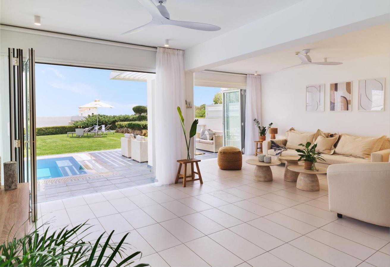Villa Sirena Solis - Elegant 5-bedroom Sea View Retreat Near Sirena Bay *