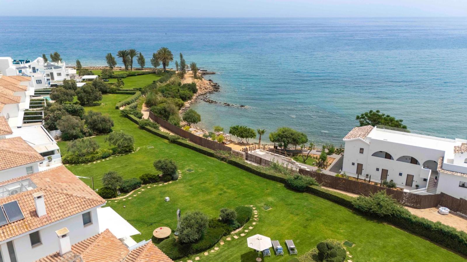 Sirena Solis - Elegant 5-bedroom Sea View Retreat Near Sirena Bay *