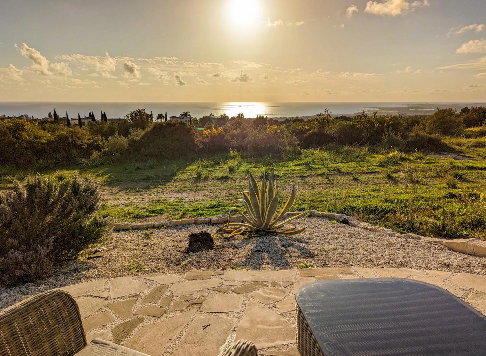 Villa Pontus - Stunning Views & Privacy In Beautiful Garden With Pool & Hot Tub Kouklia