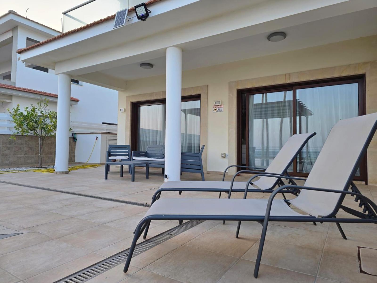 Fabulous Front House With Pool Larnaca