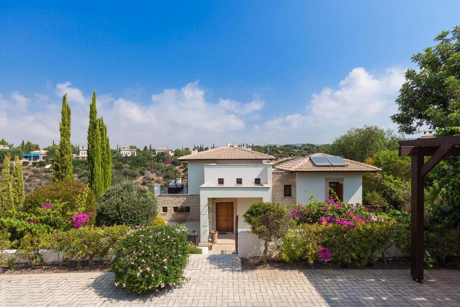 Aphrodite Hills Resort 4*