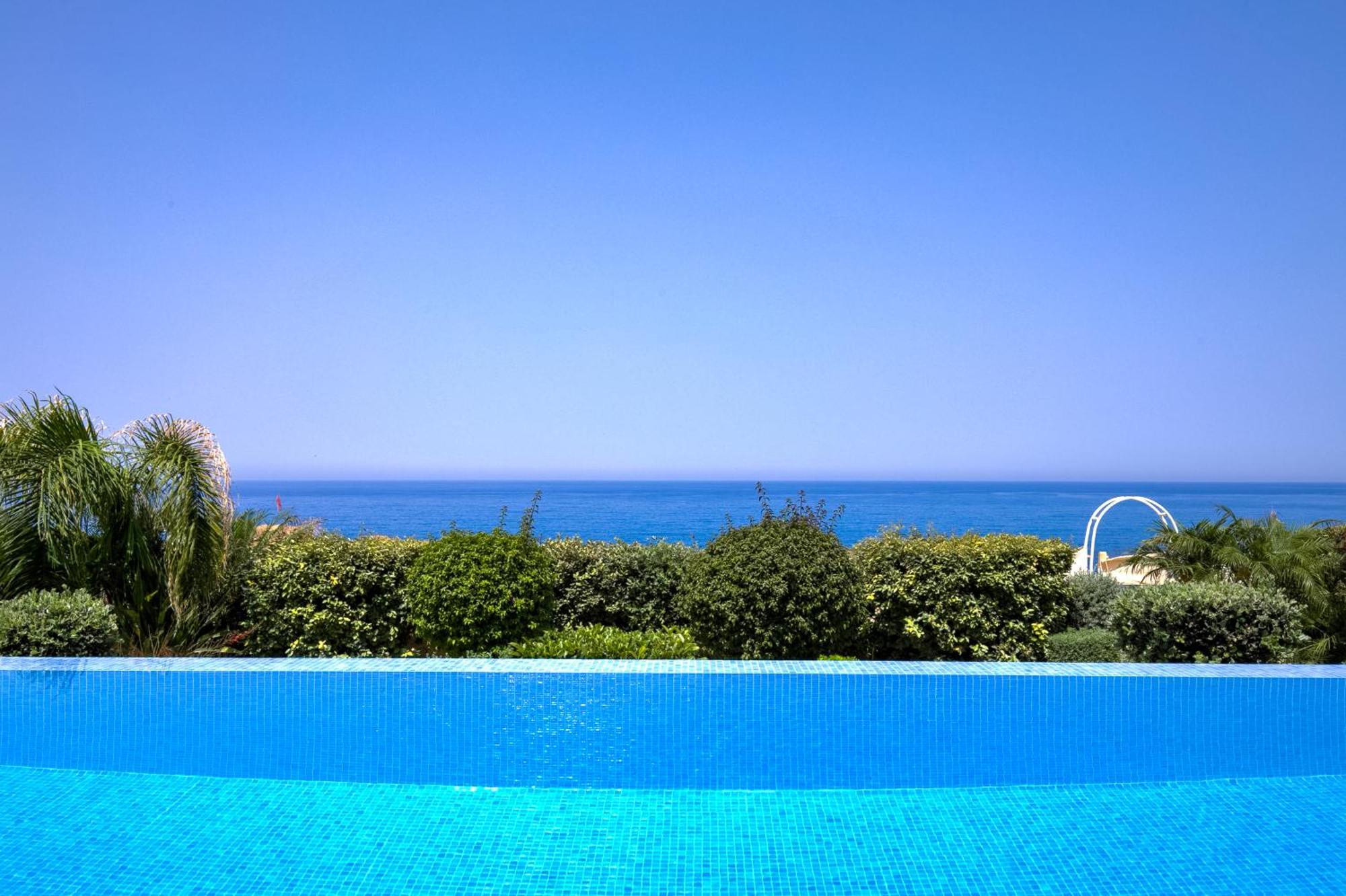 Olymp Luxury C - Seafront Elegance With Infinity Pool And Exclusive Lifestyle Kissonerga