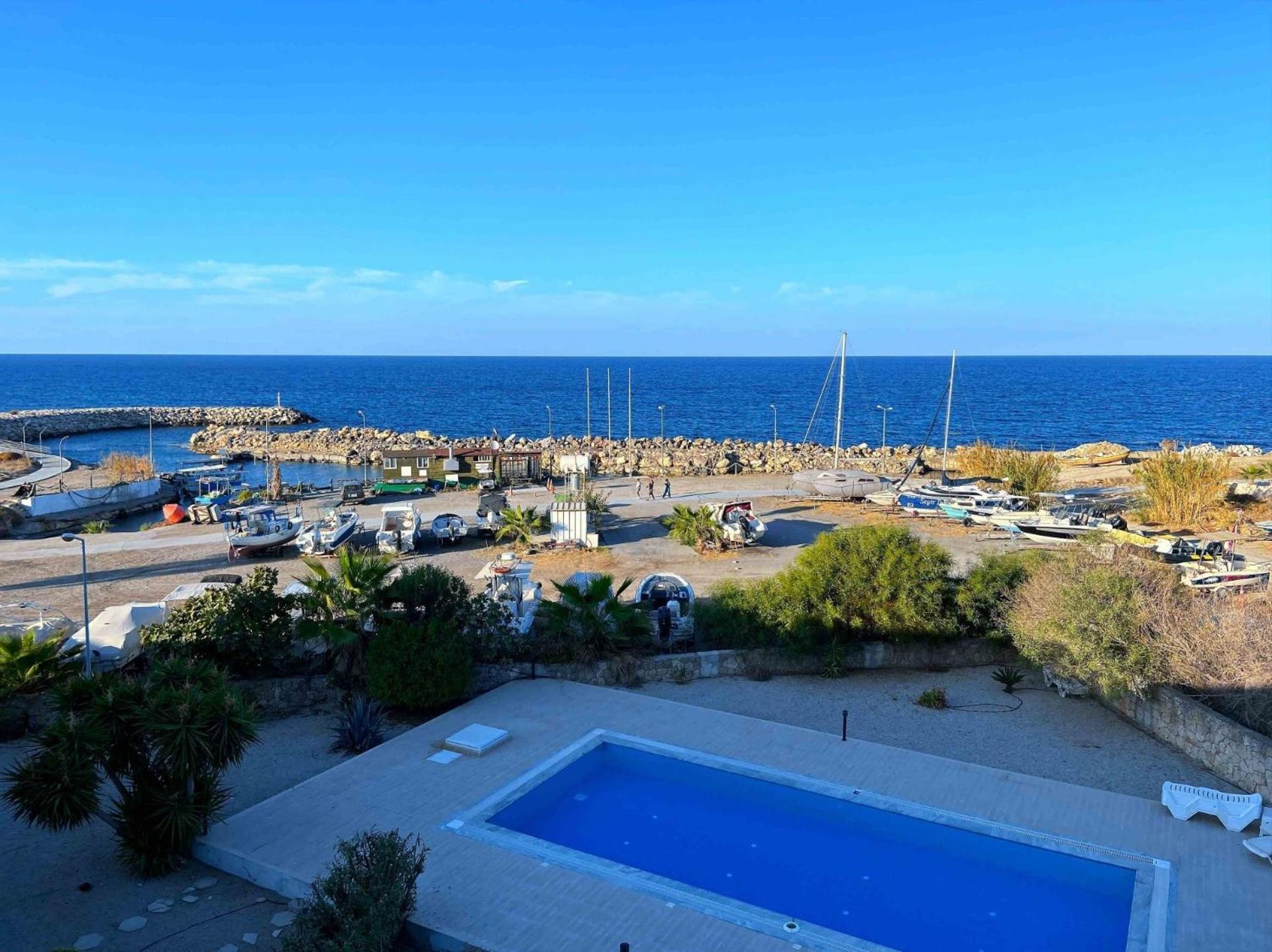 Spacious Three-bedroom With Sea View B4 *